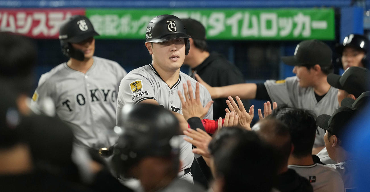 ヤクルト対巨人　6回表巨人2死一塁、2点本塁打を放ちナインとハイタッチをする岡本（撮影・たえ見朱実）