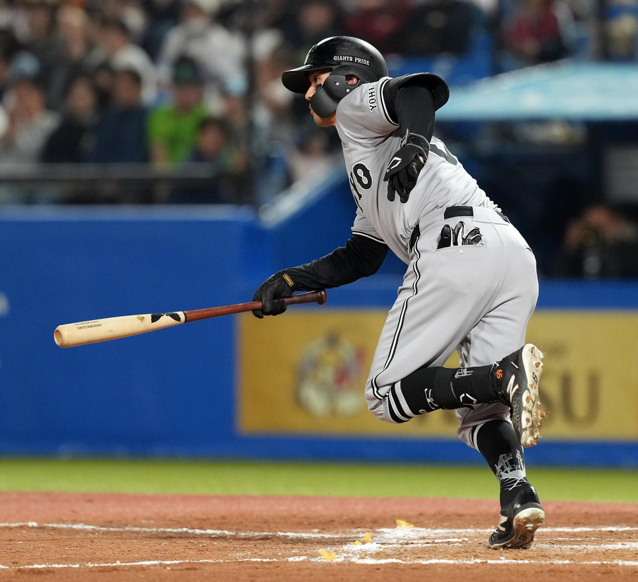 ヤクルト対巨人　9回表巨人1死二塁、左前打を放つ若林（撮影・たえ見朱実）