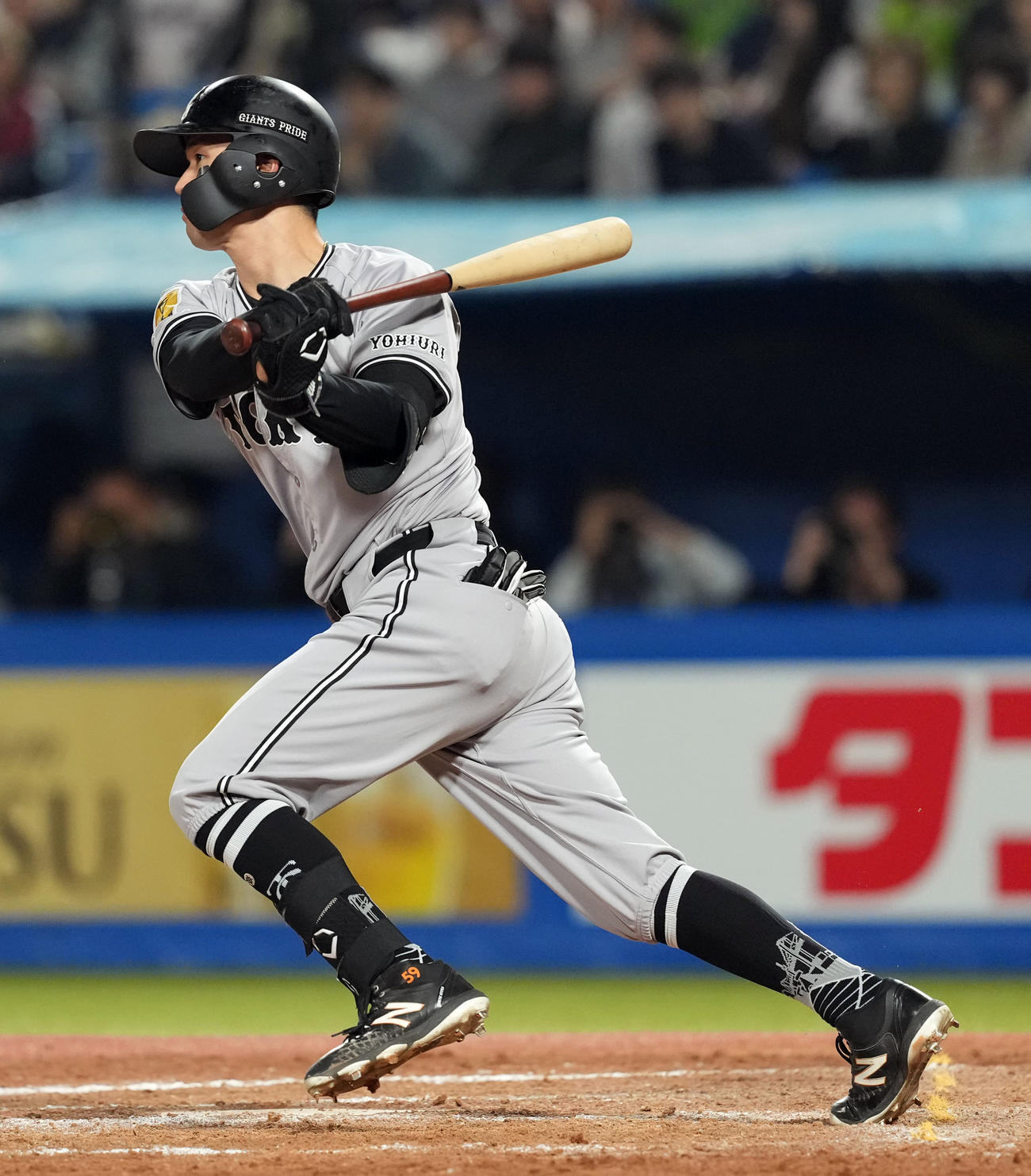 ヤクルト対巨人　9回表巨人1死二塁、左前打を放つ若林（撮影・たえ見朱実）