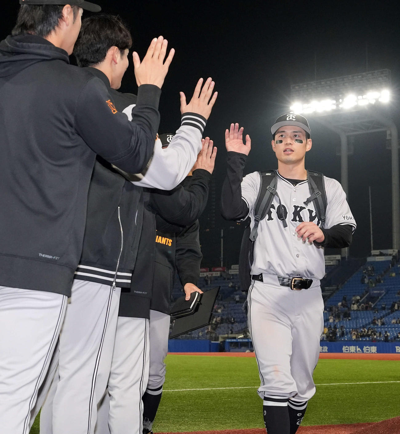 ヤクルト対巨人　ヤクルトに勝利し関係者とハイタッチする巨人若林（撮影・たえ見朱実）