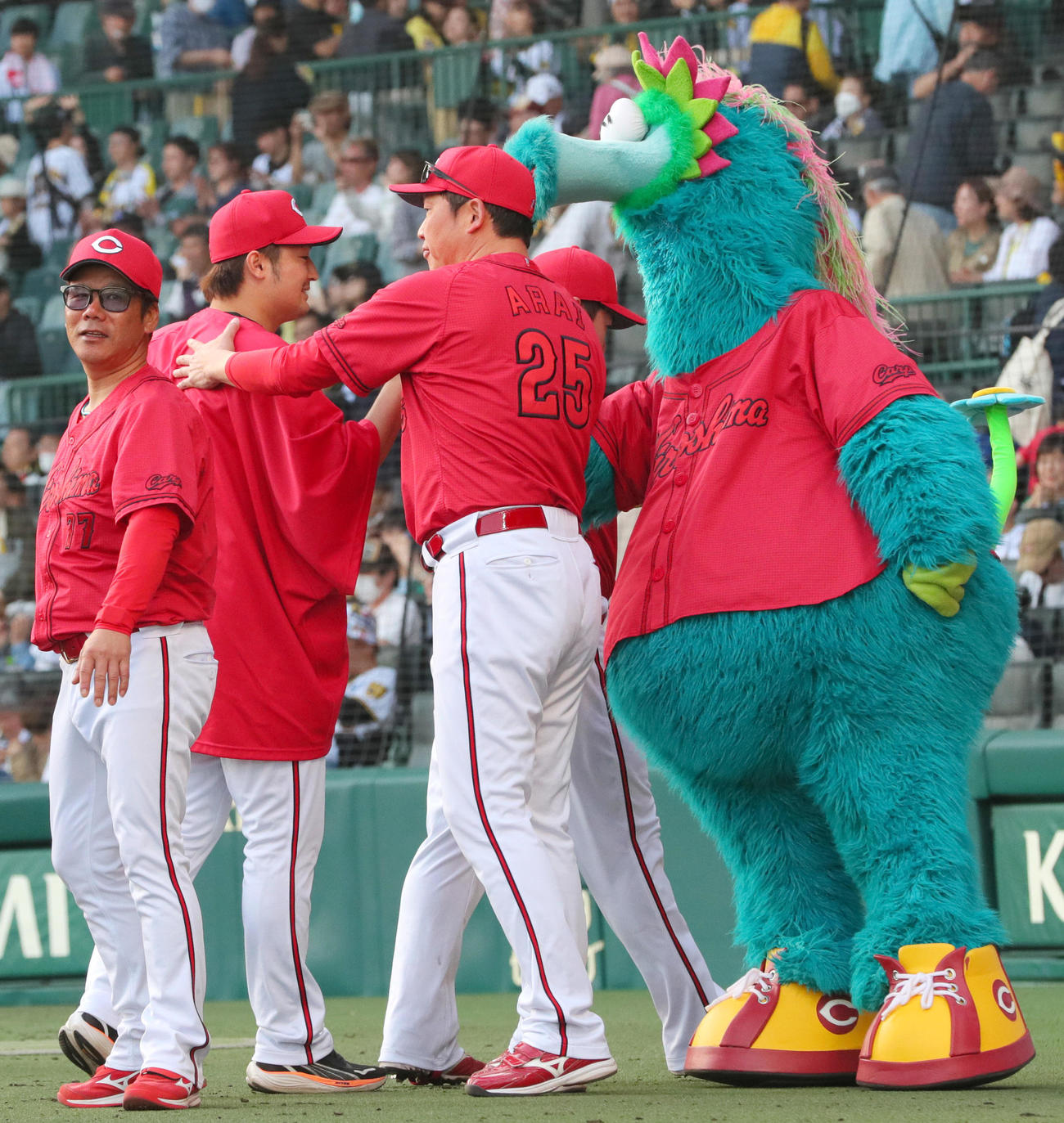 阪神対広島　勝利投手の広島床田（左から2人目）をベンチ前で出迎える新井監督とスラィリー（撮影・上山淳一）