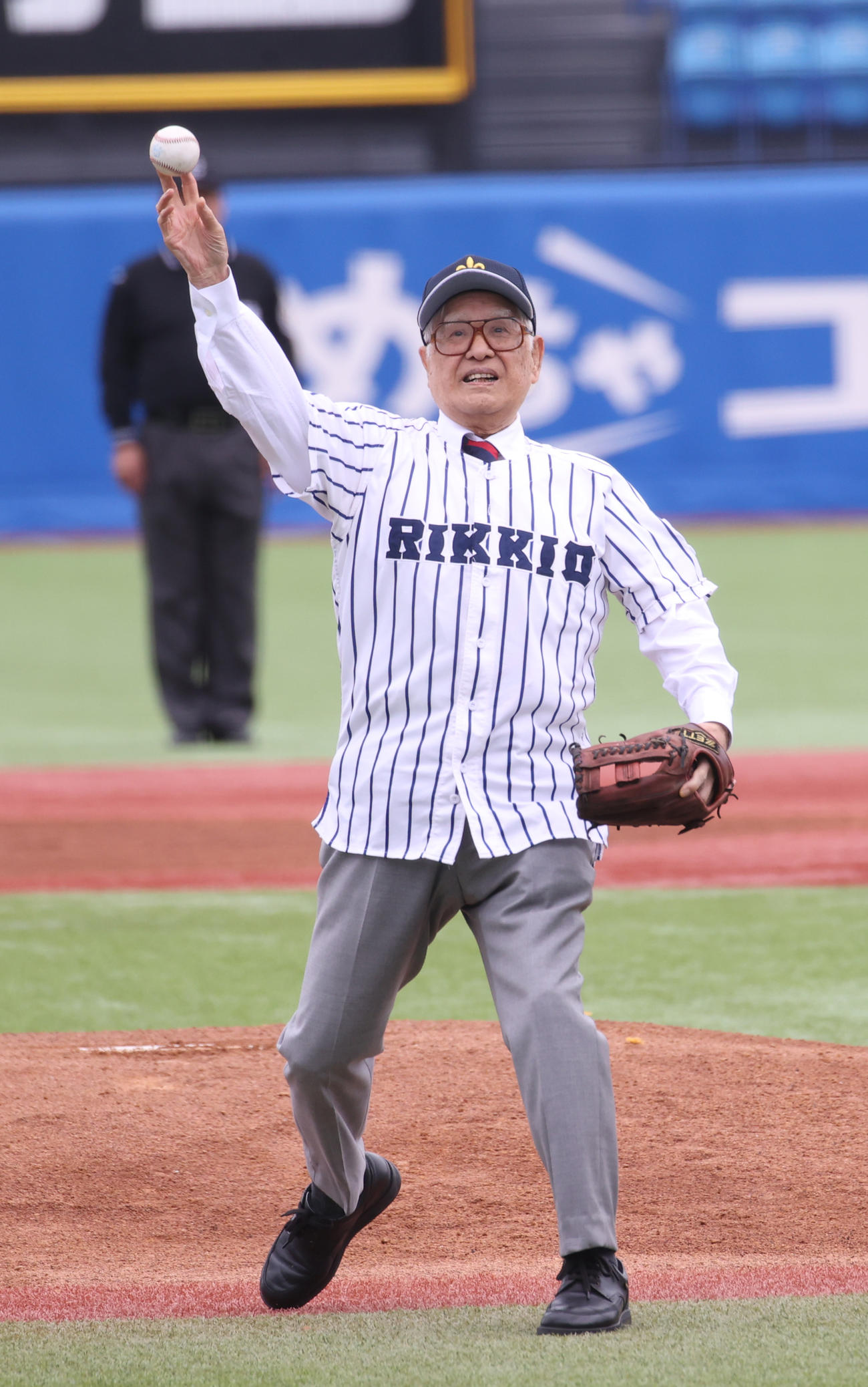立大対法大　始球式を務めた立大OBの本屋敷錦吾氏（撮影・柴田隆二）