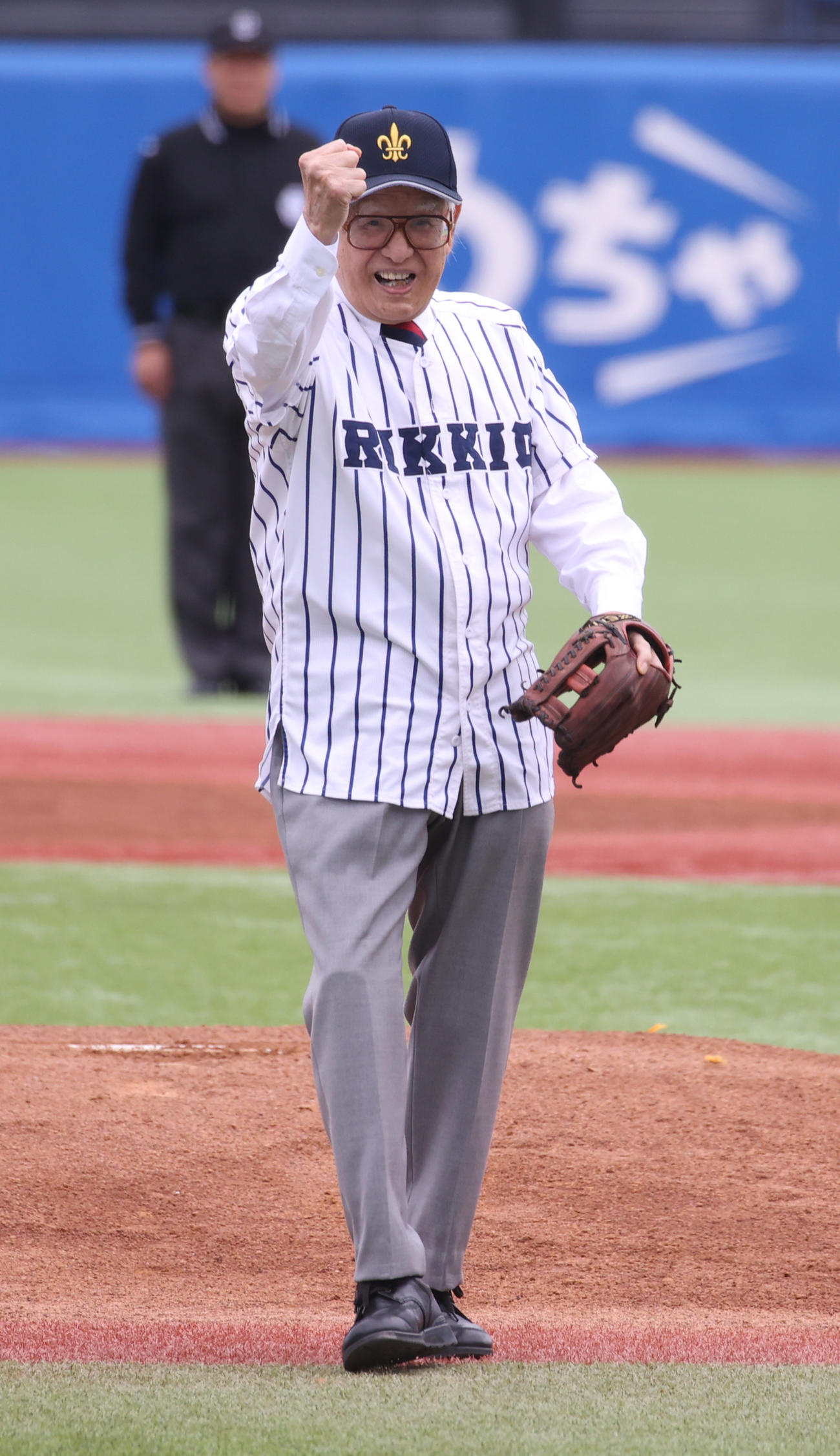立大対法大　始球式を務めた立大OBの本屋敷錦吾氏（撮影・柴田隆二）