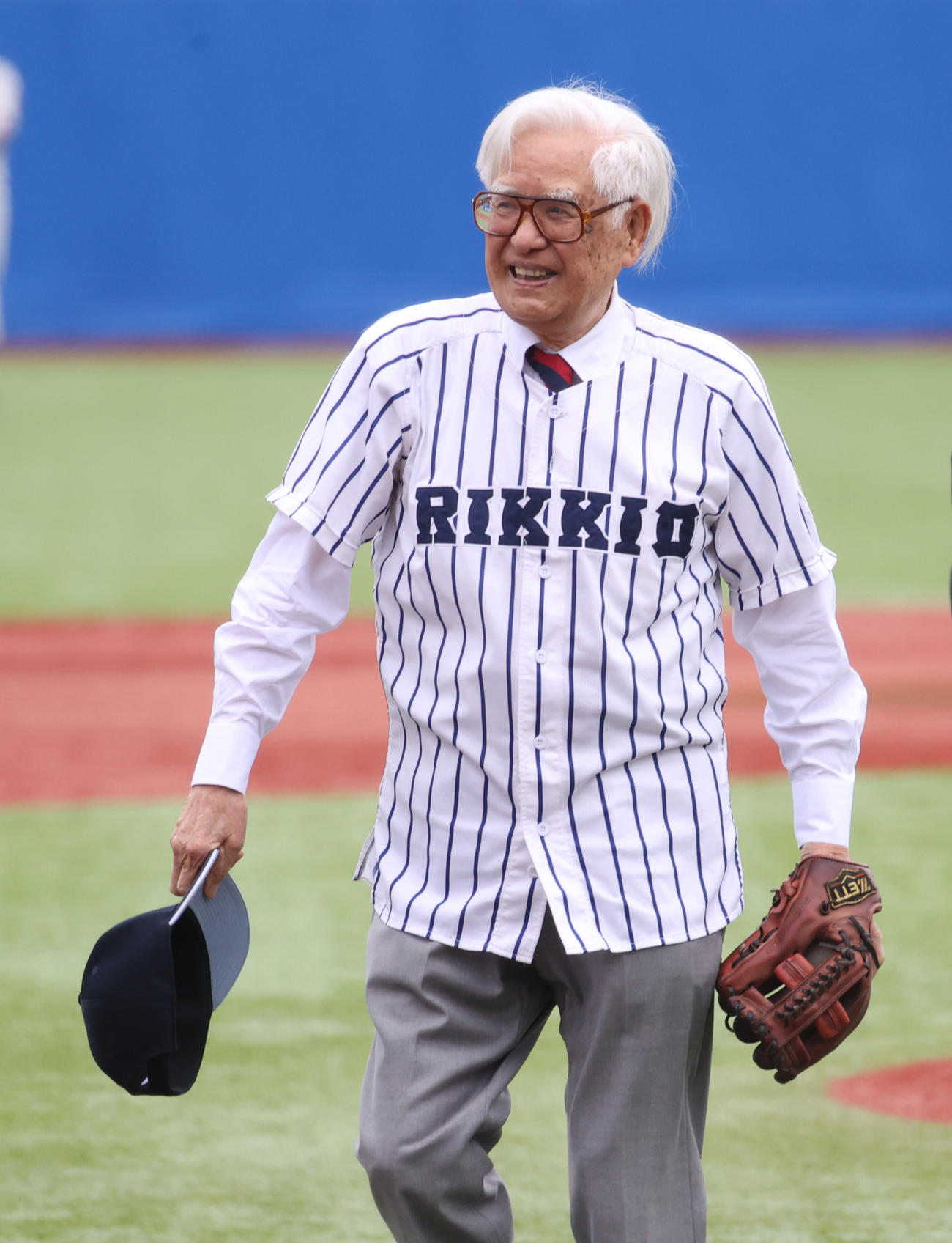 立大対法大　始球式を務めた立大OBの本屋敷錦吾氏（撮影・柴田隆二）