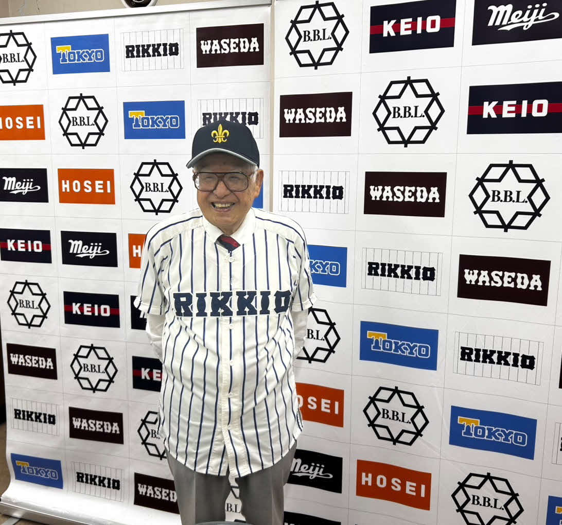 始球式に臨んだ本屋敷錦吾（きんご）氏（撮影・平山連）