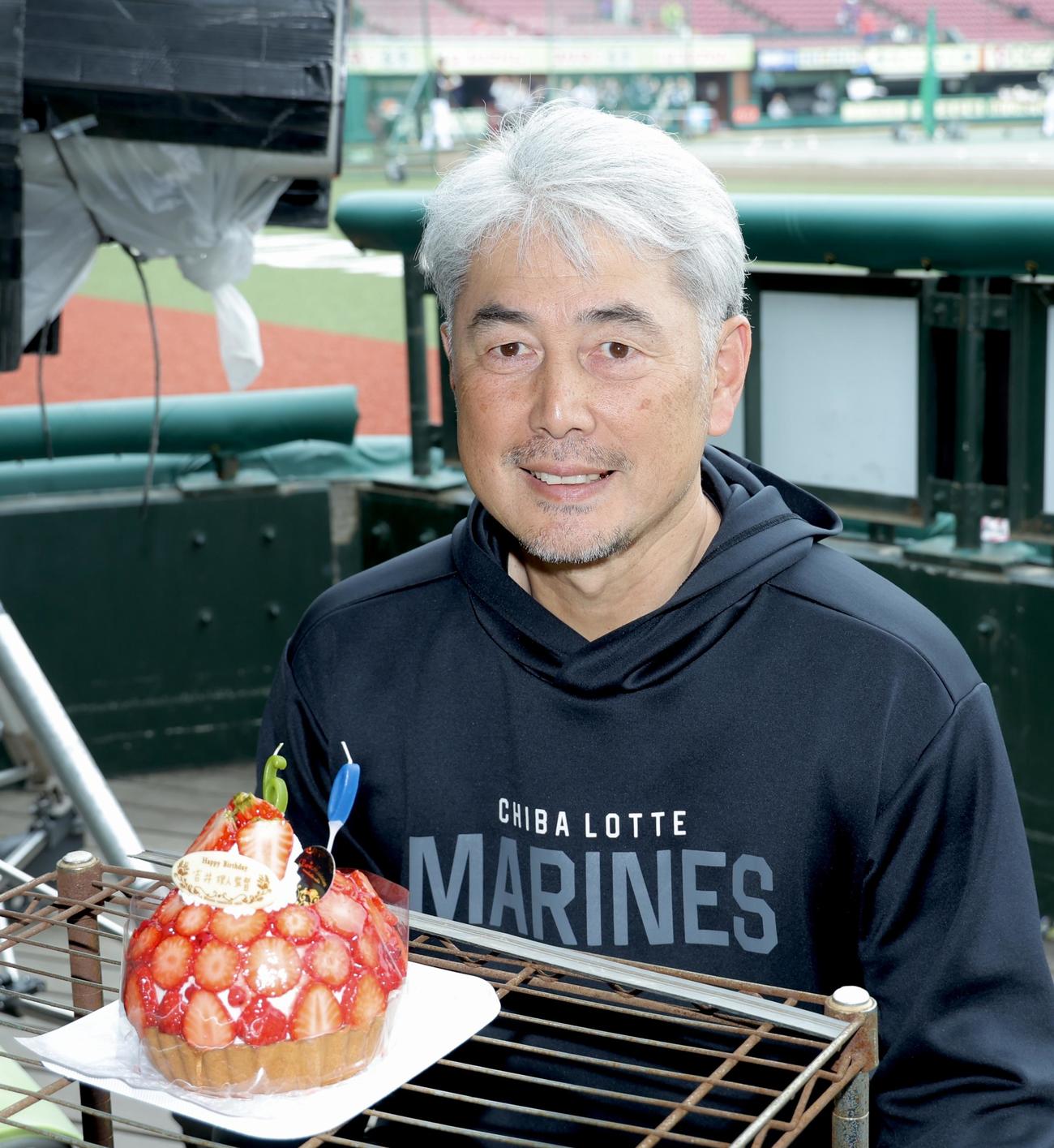 60歳の誕生日を迎え、笑顔で写真に納まるロッテ吉井監督（撮影・河田真司）
