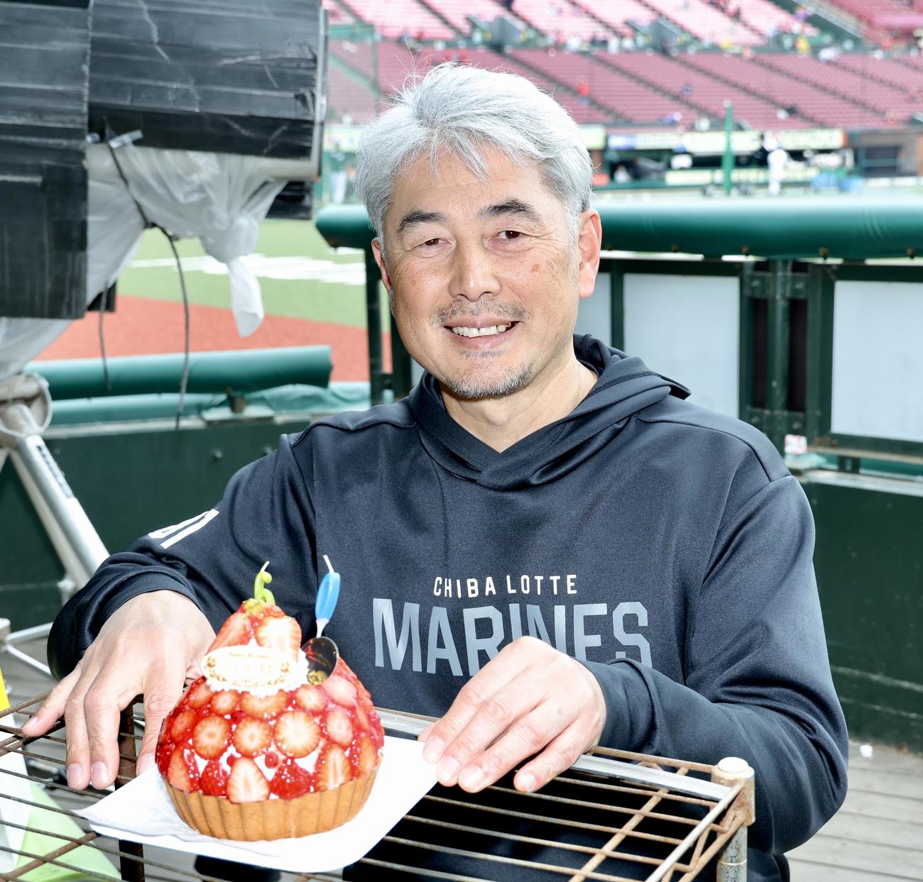 60歳の誕生日を迎え、笑顔で写真に納まるロッテ吉井監督（撮影・河田真司）