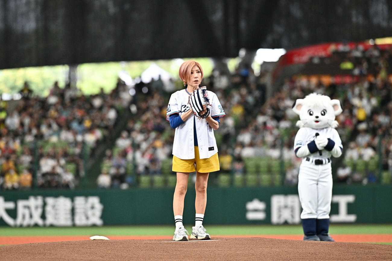 西武対ソフトバンク　始球式に臨むTRFのYU－KI（撮影・滝沢徹郎）