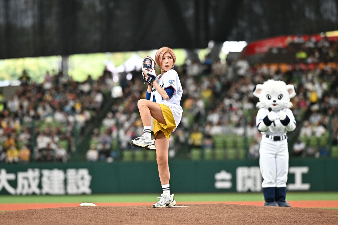 西武対ソフトバンク　始球式に臨むTRFのYU－KI（撮影・滝沢徹郎）