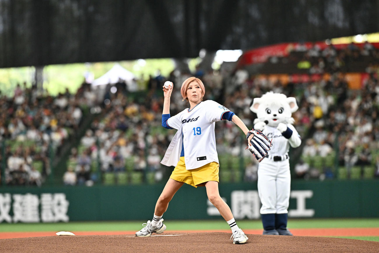 西武対ソフトバンク　始球式に臨むTRFのYU－KI（撮影・滝沢徹郎）