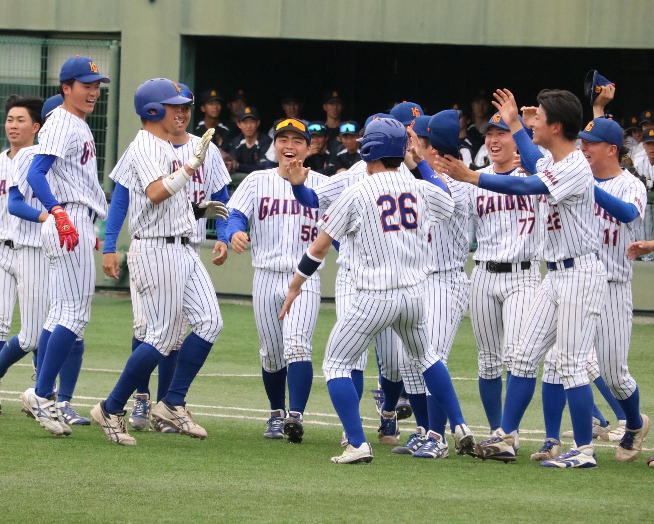 関西外大対大体大　サヨナラ打を放った関西外大の鴻谷一翔内野手（左から2人目）に駆け寄るナイン（撮影・林亮佑）