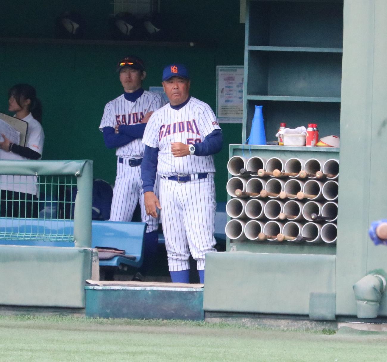 関西外大対大体大　関西外大の西浦敏彦監督が選手にサインを送る（撮影・林亮佑）