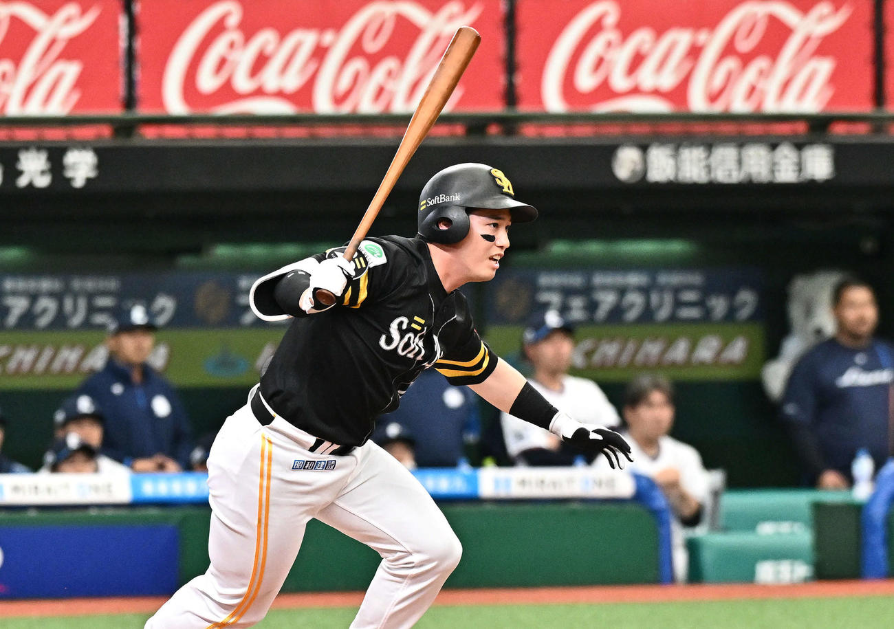 西武対ソフトバンク　3回表ソフトバンク1死一、三塁、栗原は右前適時打を放つ（撮影・滝沢徹郎）