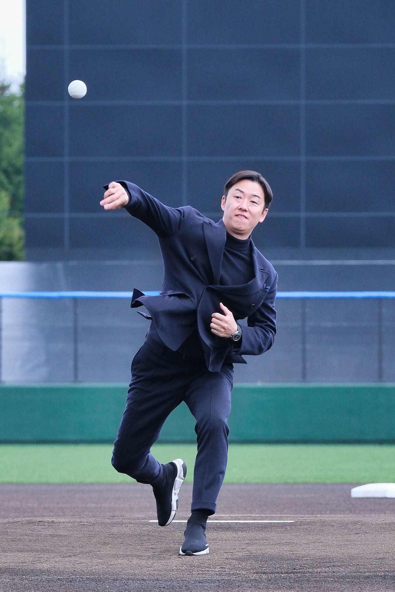 モエレ沼公園野球場リニューアルオープンセレモニーで始球式を行う斎藤氏