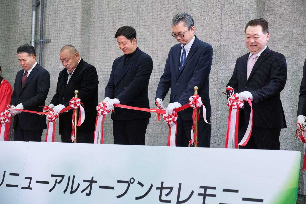モエレ沼公園野球場リニューアルオープンセレモニーでテープカット行う斎藤佑樹（右から3人目）