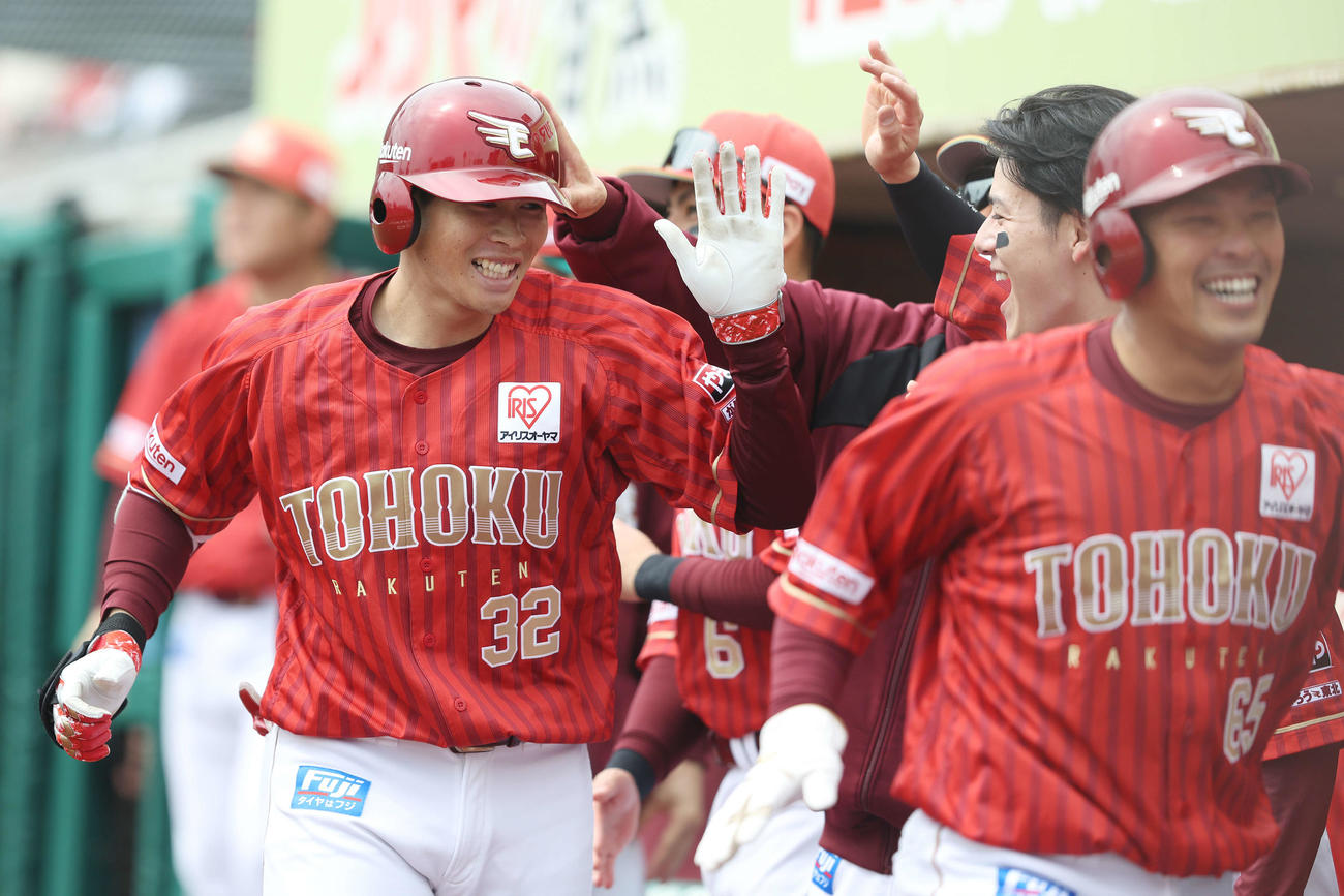 楽天対ロッテ　2回裏楽天2死一、三塁、右越え先制3点本塁打で生還し、チームメートに迎えられる中島（撮影・河田真司）