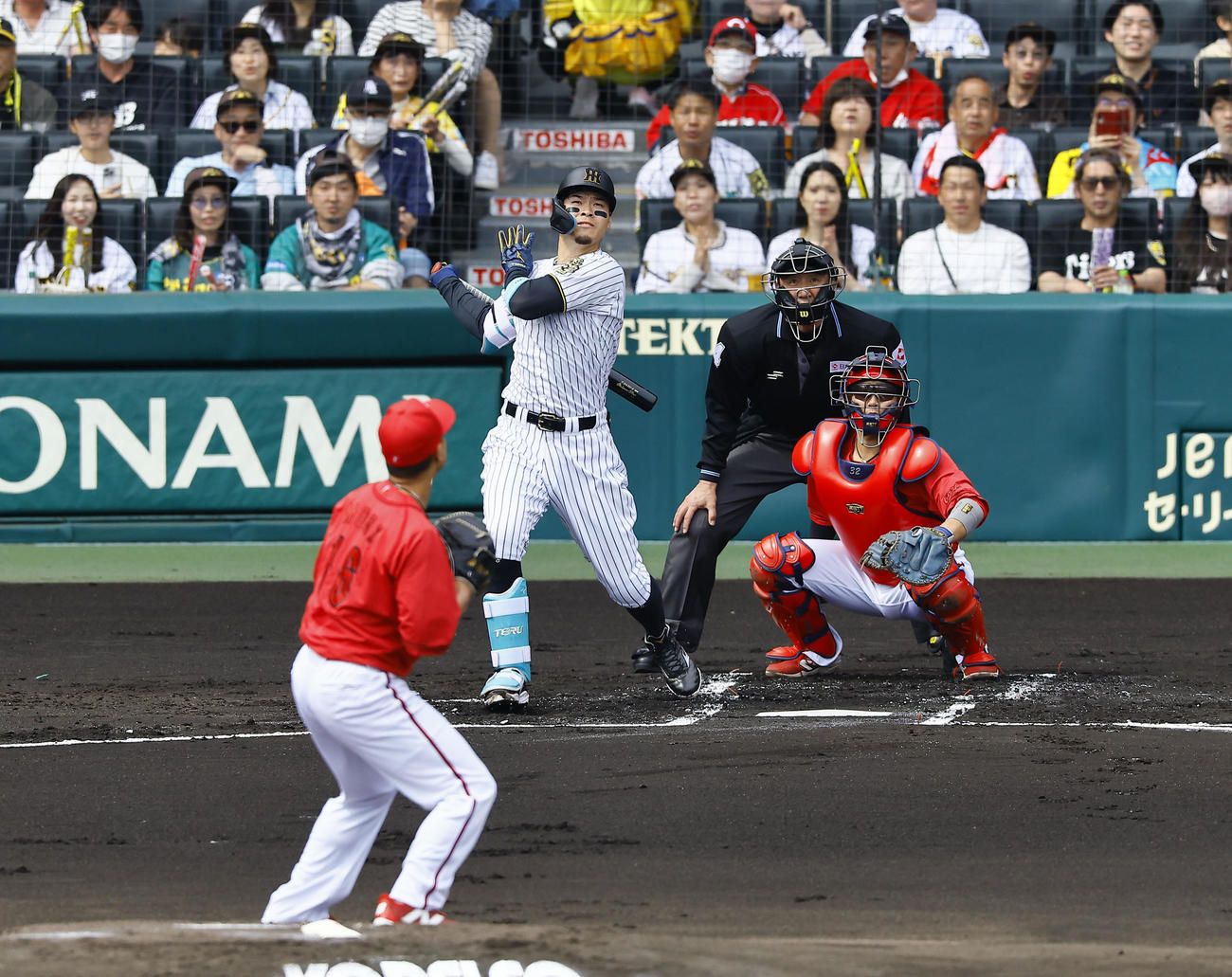 阪神対広島　1回裏阪神2死二塁、佐藤輝は左中間に先制2点本塁打を放つ。投手森（撮影・藤尾明華）