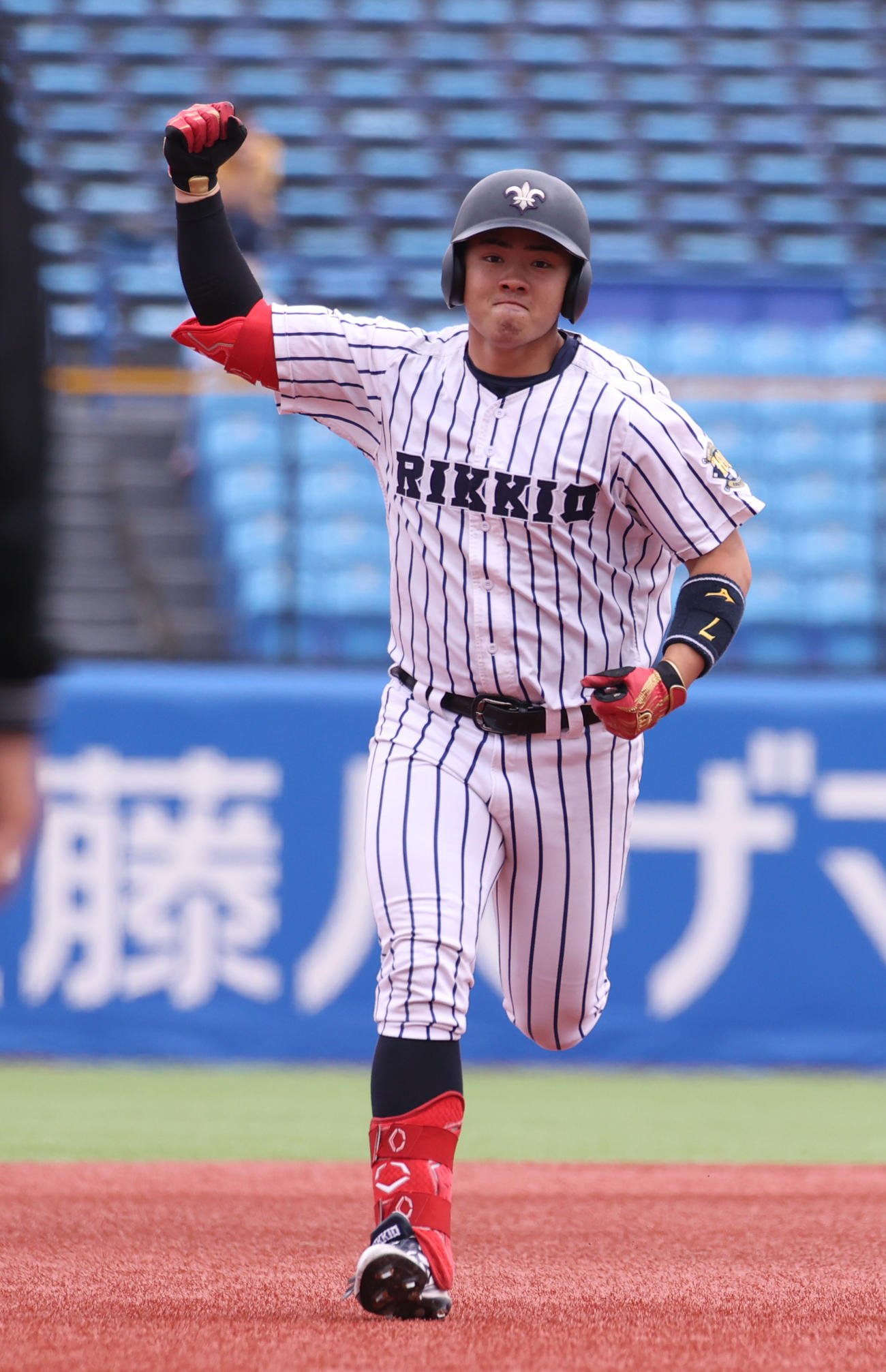 立大対法大　2回表立大2死満塁、山形は右越えに満塁本塁打を放ちガッツポーズする（撮影・柴田隆二）