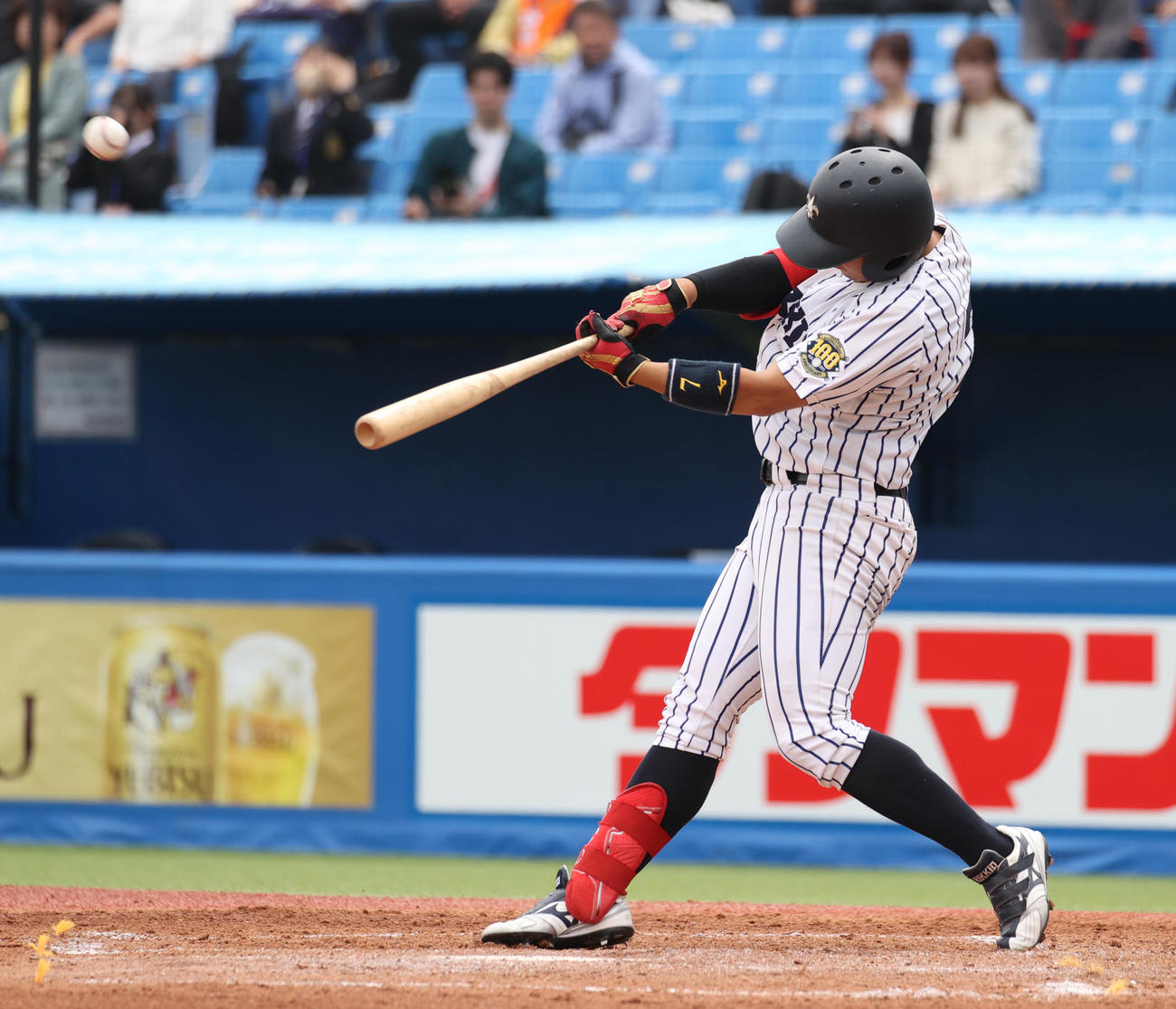 立大対法大　2回表立大2死満塁、山形は右越えに満塁本塁打を放つ（撮影・柴田隆二）
