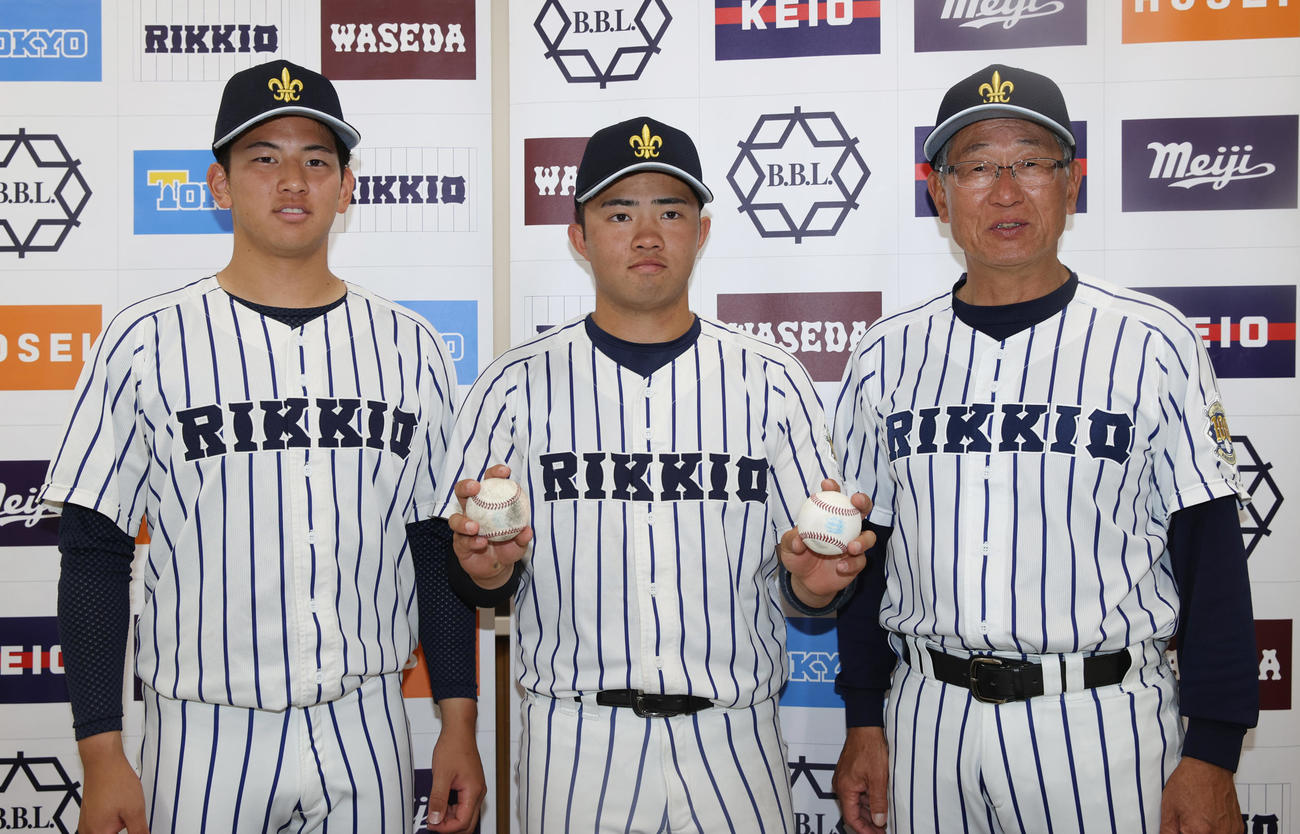 立大対法大　勝ち点を挙げ記念撮影に納まる。左から立大・田中投手、本塁打のボールを持つ山形、木村泰雄監督（撮影・柴田隆二）