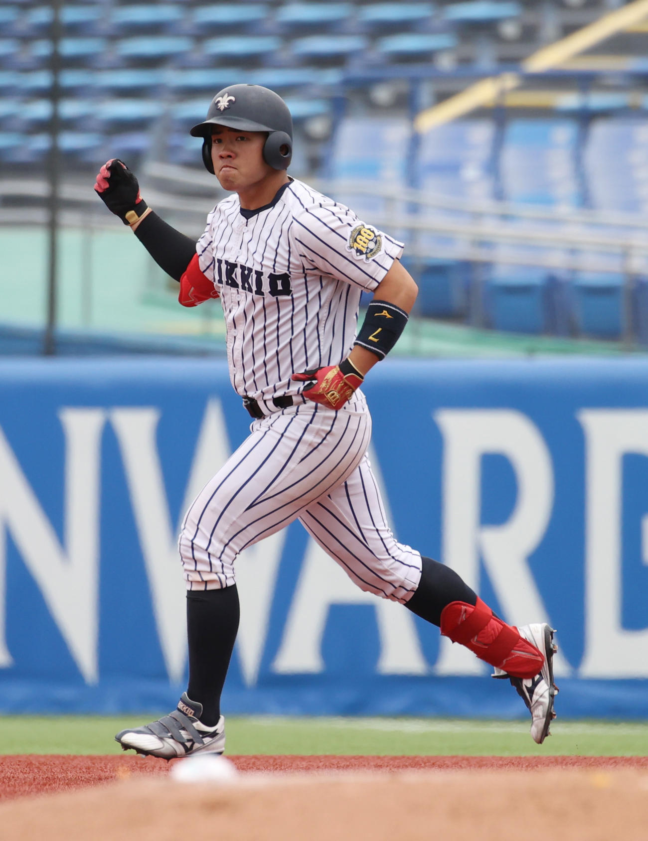 立大対法大　2回表立大2死三塁、山形は右越えに2本目の本塁打を放ちガッツポーズする（撮影・柴田隆二）