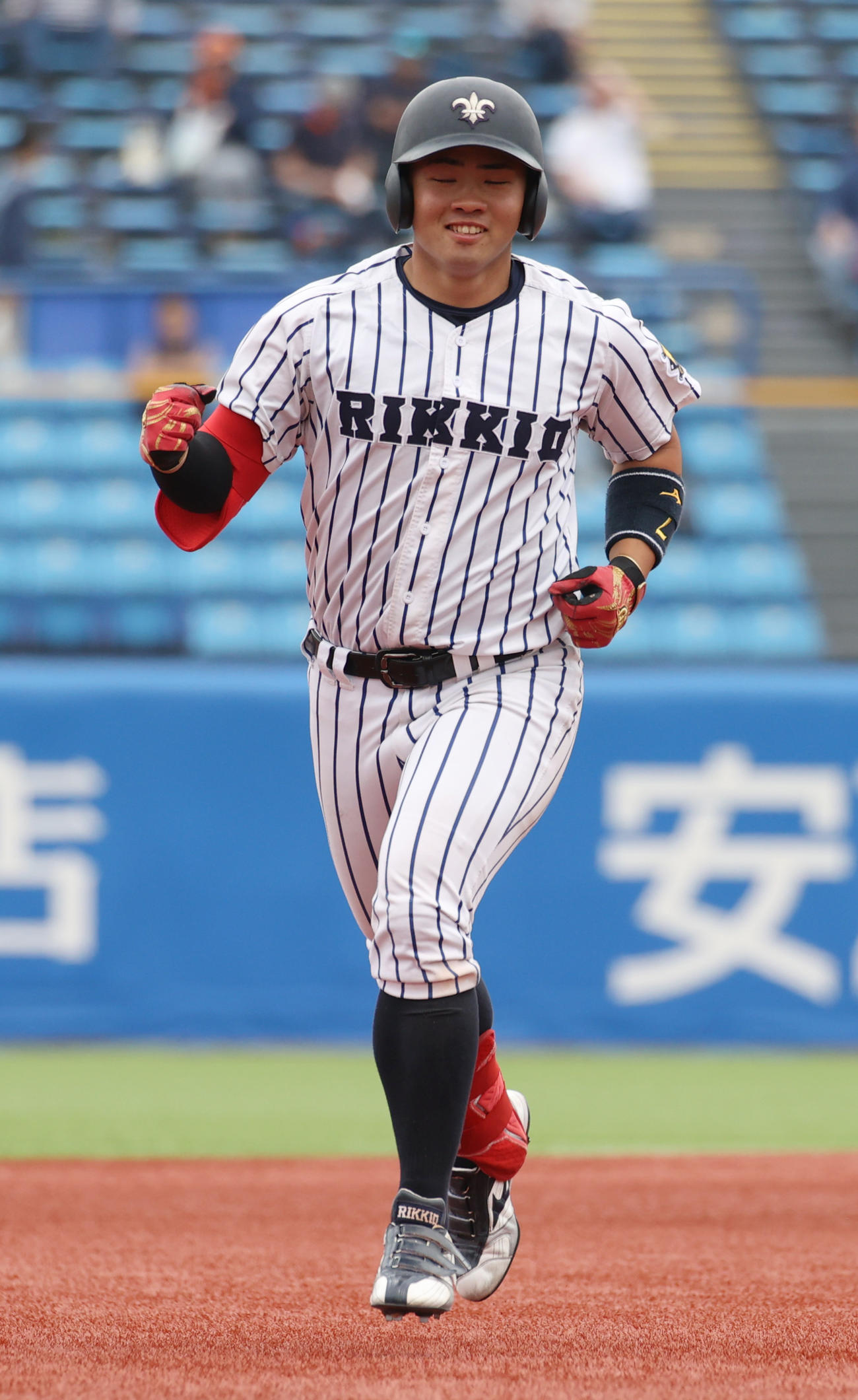 立大対法大　2回表立大2死三塁、山形は右越えに2本目の本塁打を放ちガッツポーズする（撮影・柴田隆二）