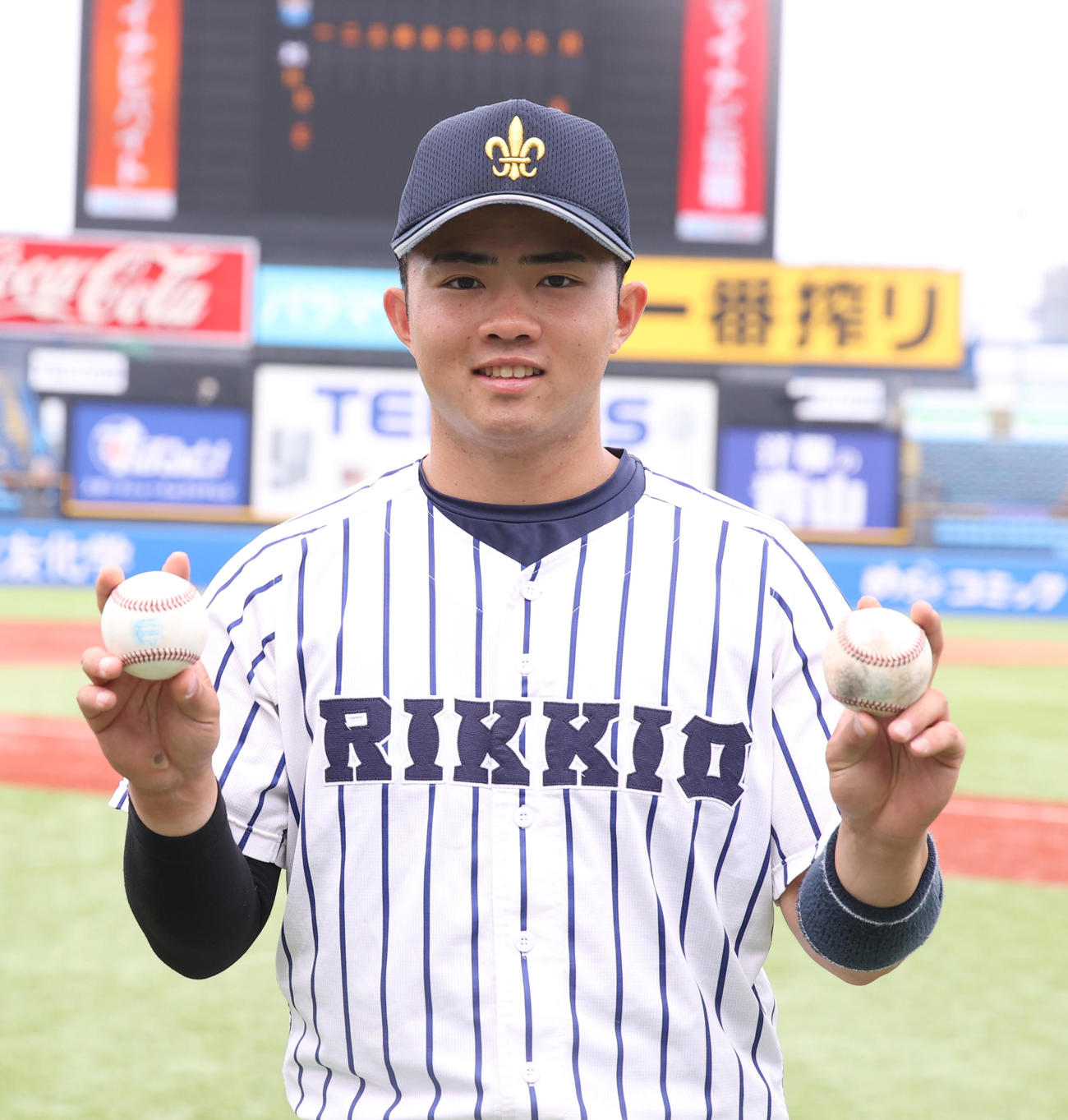 立大対法大　2本の本塁打を打った立大・山形はホームランボールを持ち笑顔を見せる（撮影・柴田隆二）