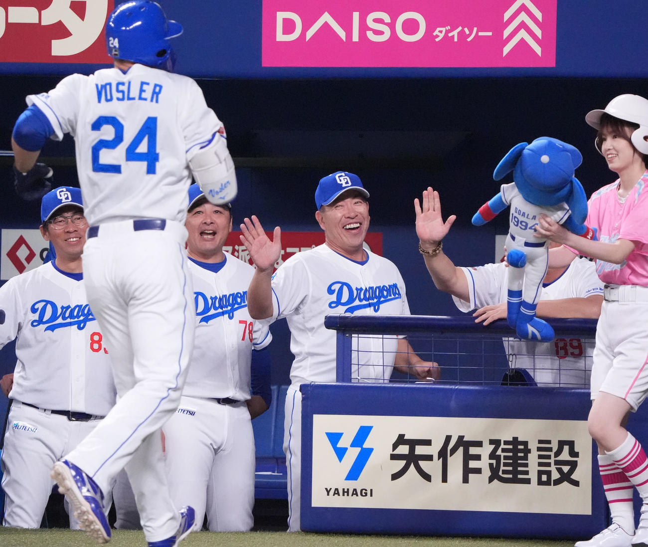 中日対DeNA 2回裏中日2死、井上監督（中央）右越え本塁打を放ったボスラーを笑顔で迎える（撮影・森本幸一）