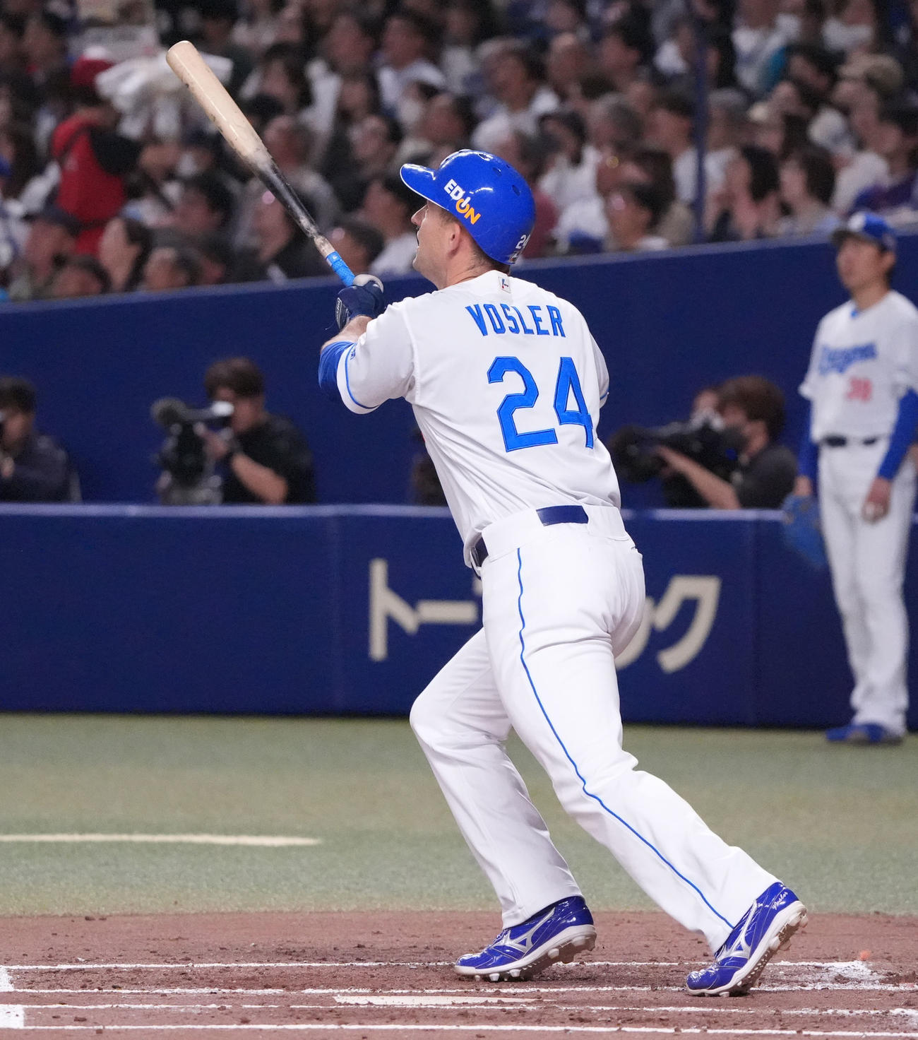 中日対DeNA 2回裏中日2死、右越え本塁打を放つボスラー（撮影・森本幸一）