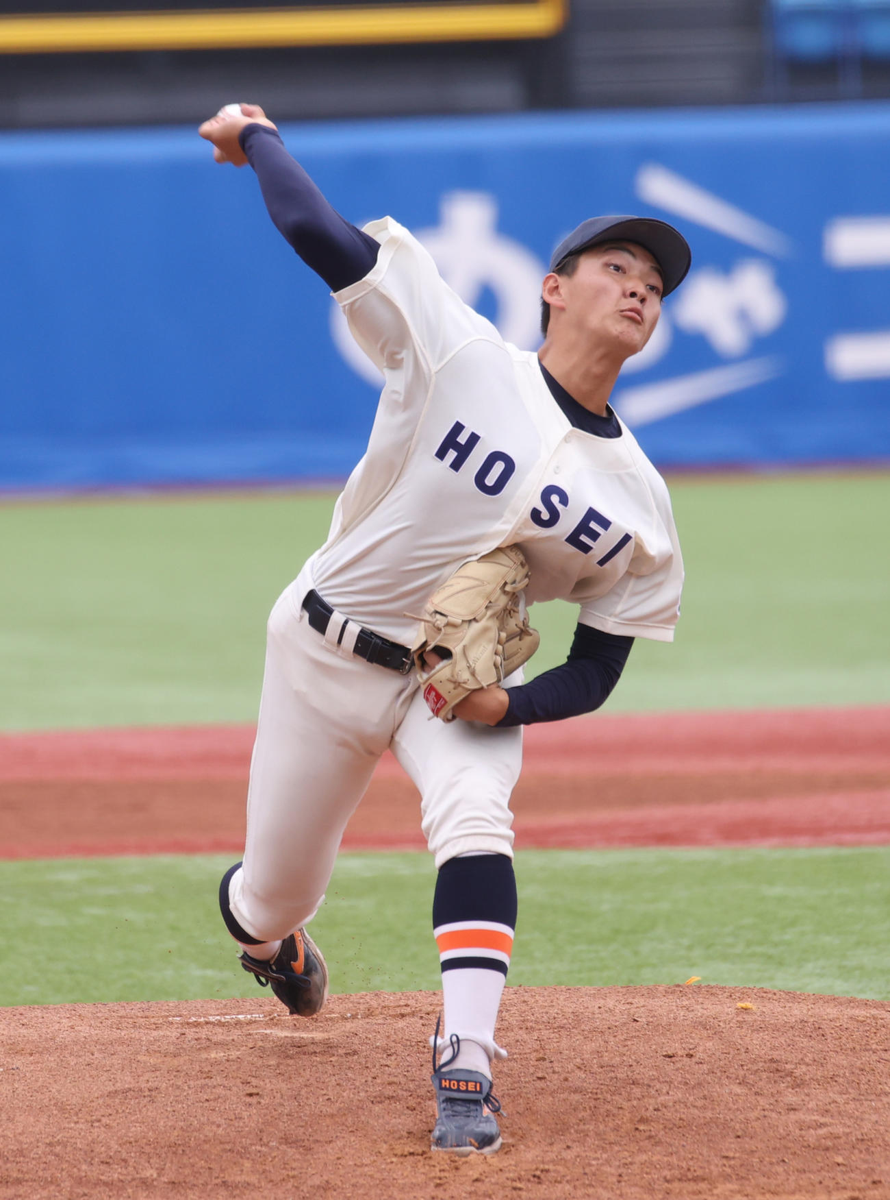 立大対法大　先発した法大・小森（撮影・柴田隆二）