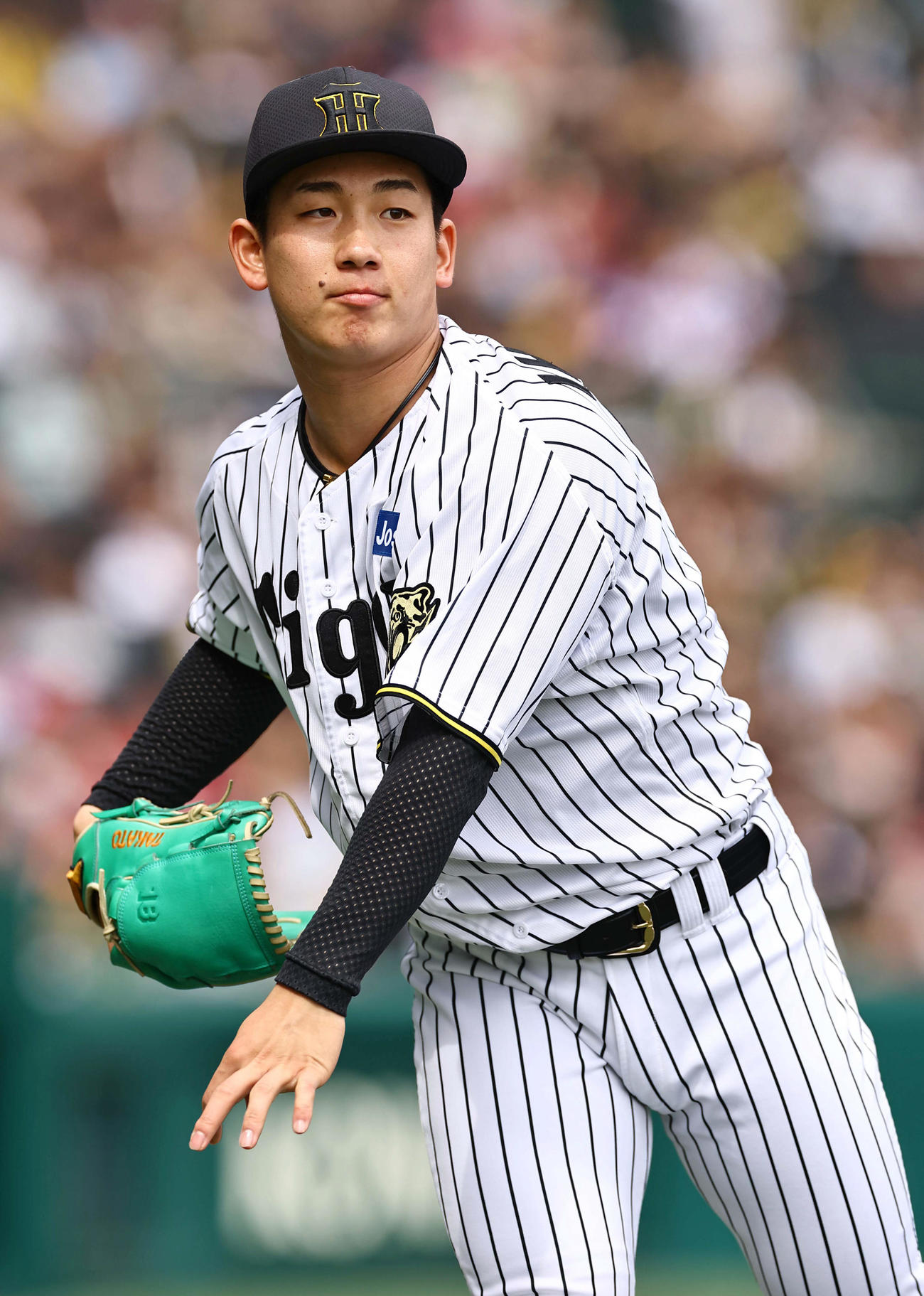 阪神対広島　初先発の伊原はベンチ前で投球練習をする（撮影・上田博志）