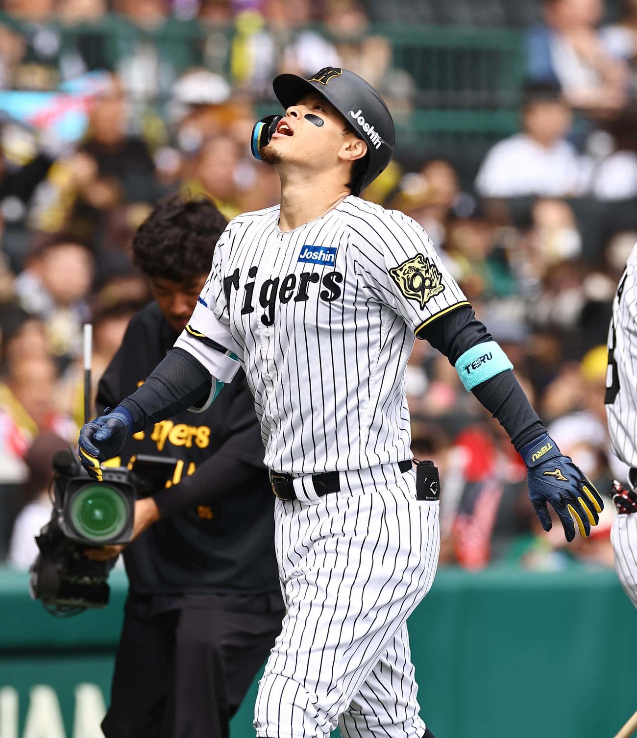 阪神対広島　1回裏阪神2死二塁、佐藤輝は先制2点本塁打を放つ（撮影・上田博志）