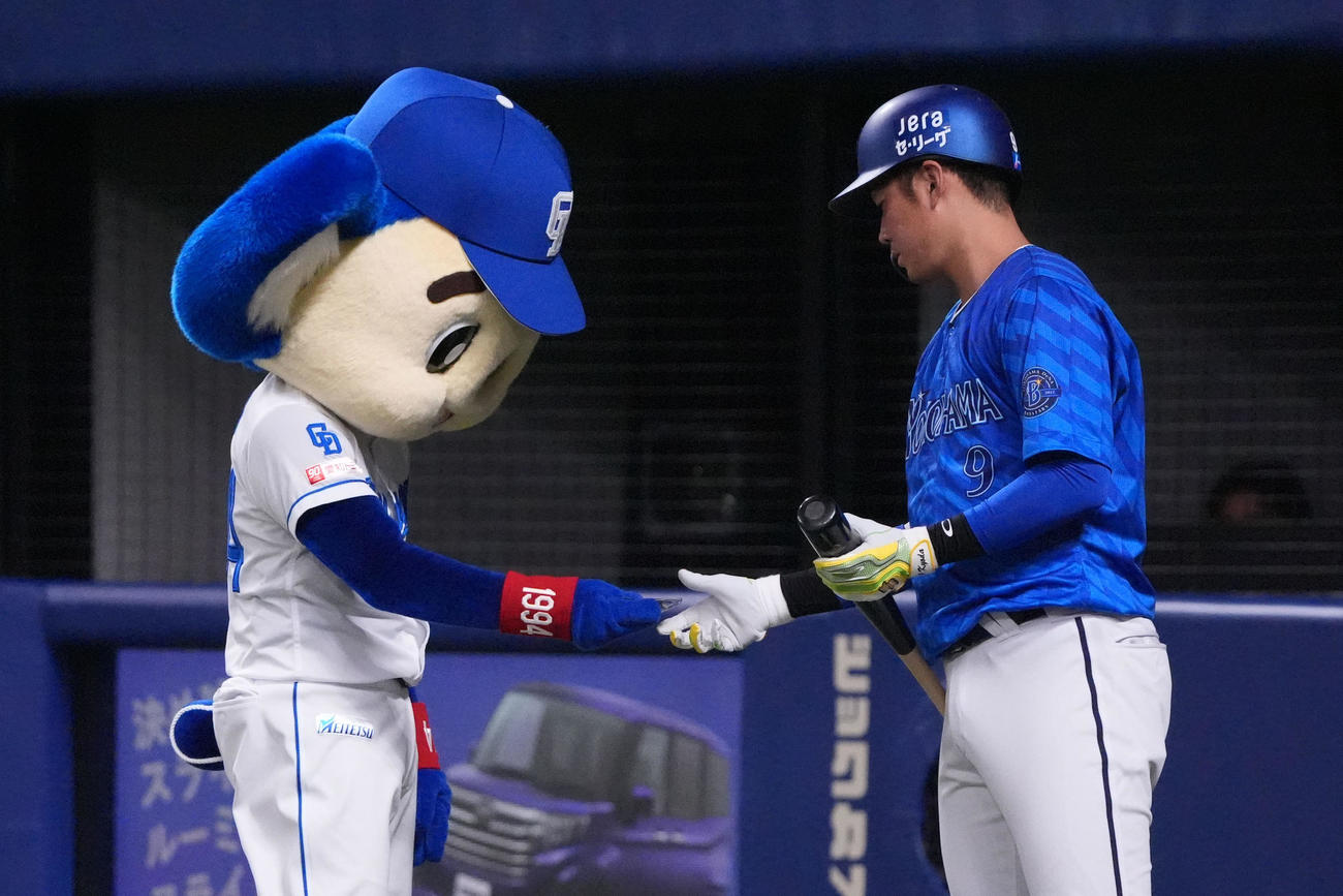 中日対DeNA 6回表開始前、今日が誕生日の京田（右）にプレゼントを渡すドアラ（撮影・森本幸一）