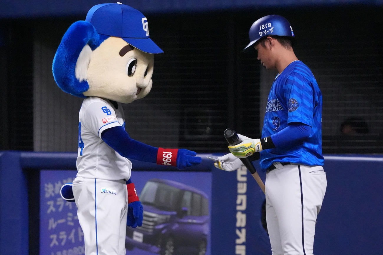 中日対DeNA 6回表開始前、今日が誕生日の京田（右）にプレゼントを渡すドアラ（撮影・森本幸一）