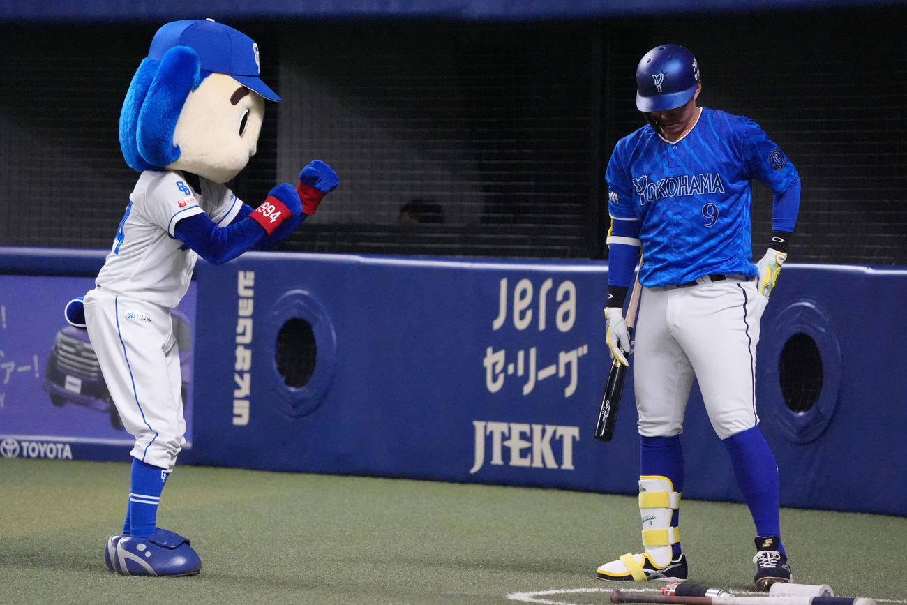 中日対DeNA 6回表開始前、今日が誕生日の京田（右）にエールを送るドアラ（撮影・森本幸一）