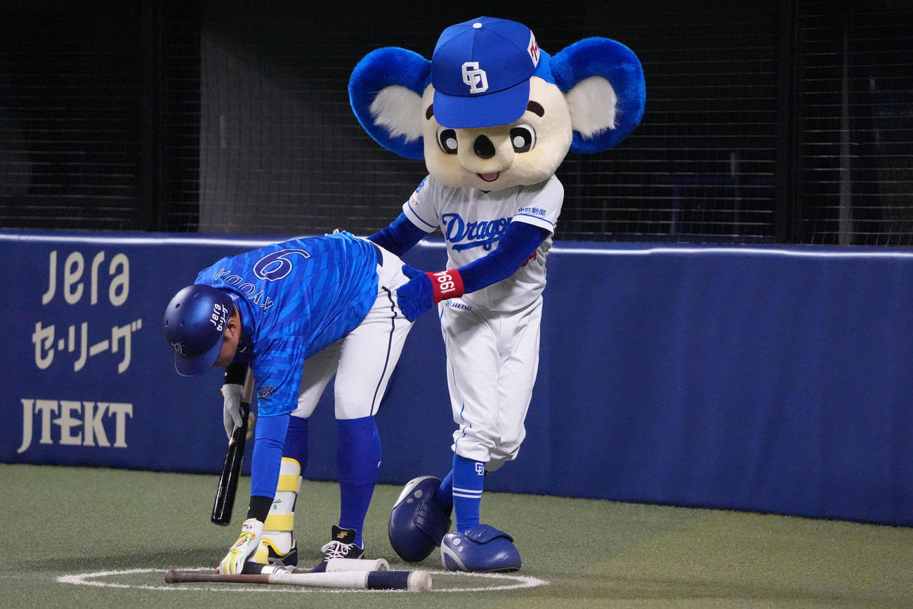 中日対DeNA 6回表開始前、今日が誕生日の京田（左）にエールを送るドアラ（撮影・森本幸一）