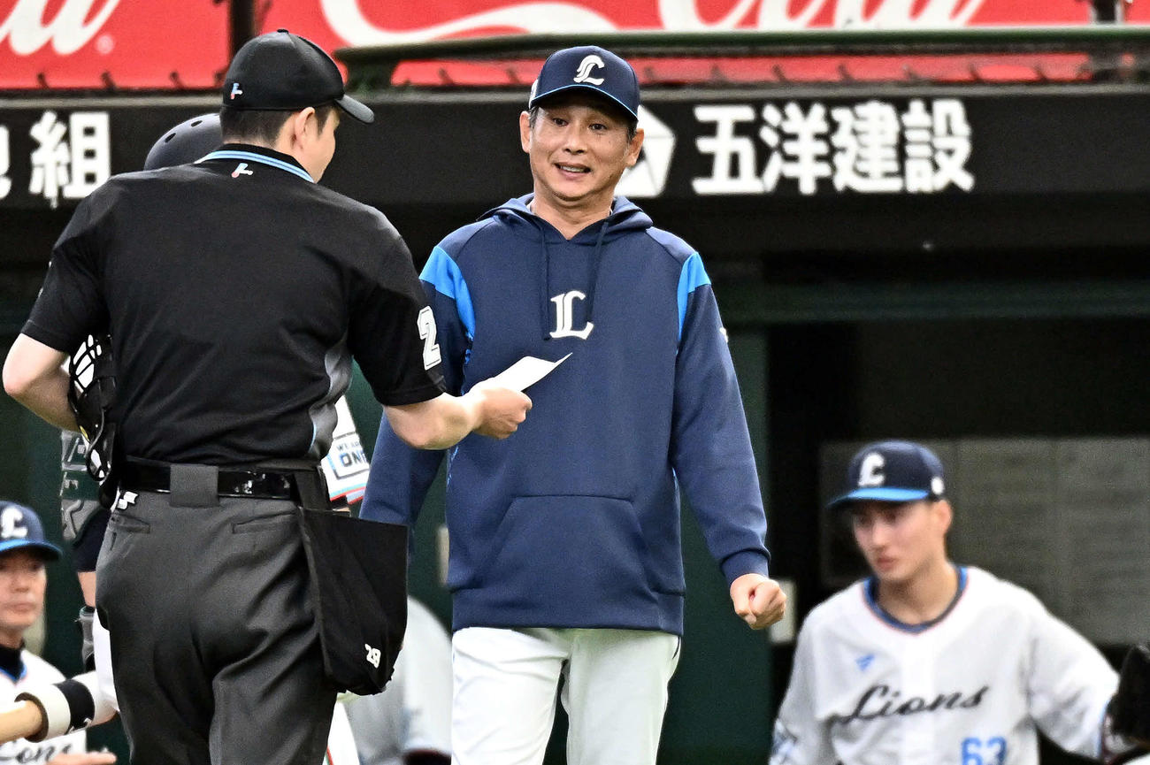西武対ソフトバンク　交代を伝える西武西口監督（撮影・滝沢徹郎）