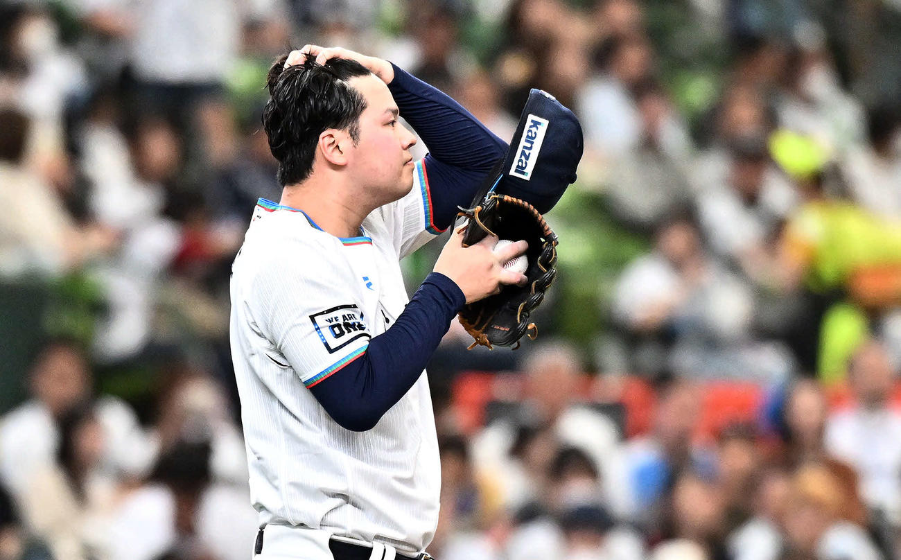 西武対ソフトバンク　4回表ソフトバンク2死二塁、佐藤直に適時打を許し髪をかき上げる渡辺（撮影・滝沢徹郎）