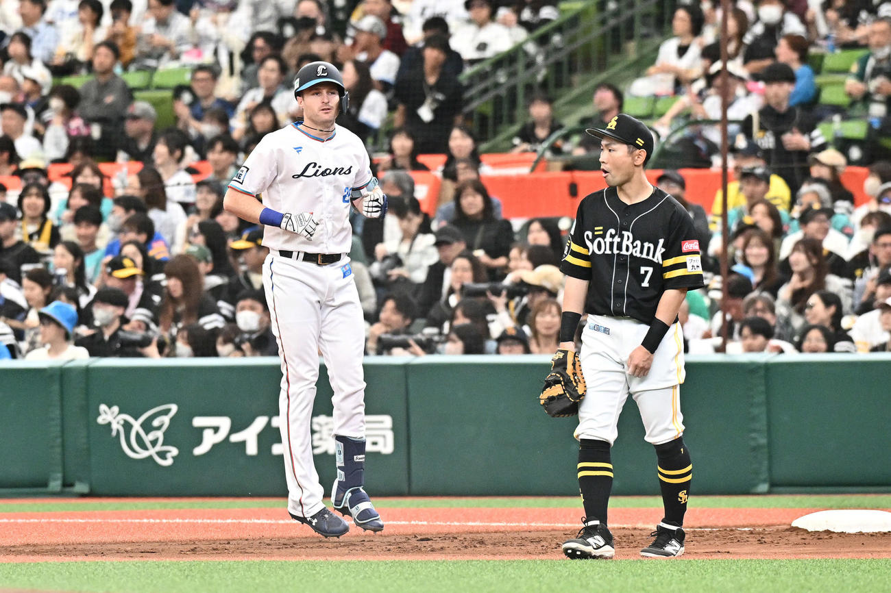 西武対ソフトバンク　1回裏西武1死三塁、先制中前適時打を放ったネビン（左）。一塁手中村晃（撮影・滝沢徹郎）