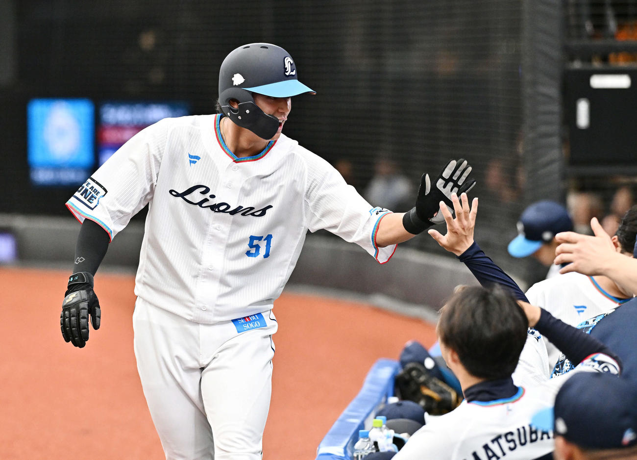 西武対ソフトバンク　1回裏西武1死三塁、ネビンの先制適時打で生還した西川はチームメートとタッチをかわす（撮影・滝沢徹郎）