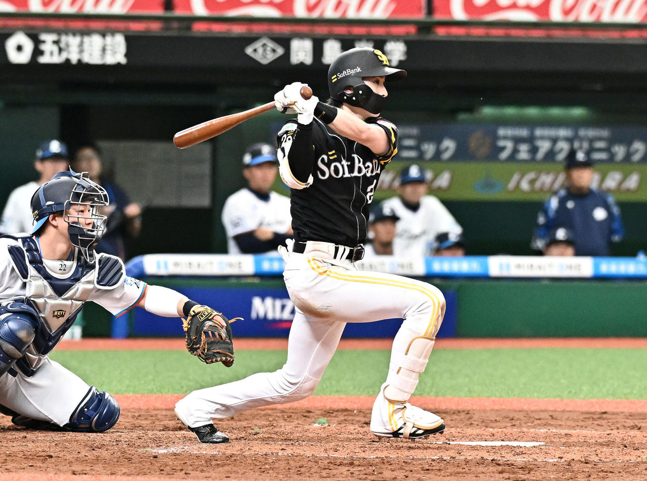 西武対ソフトバンク　4回表ソフトバンク2死一塁、周東は右前打を放つ（撮影・滝沢徹郎）