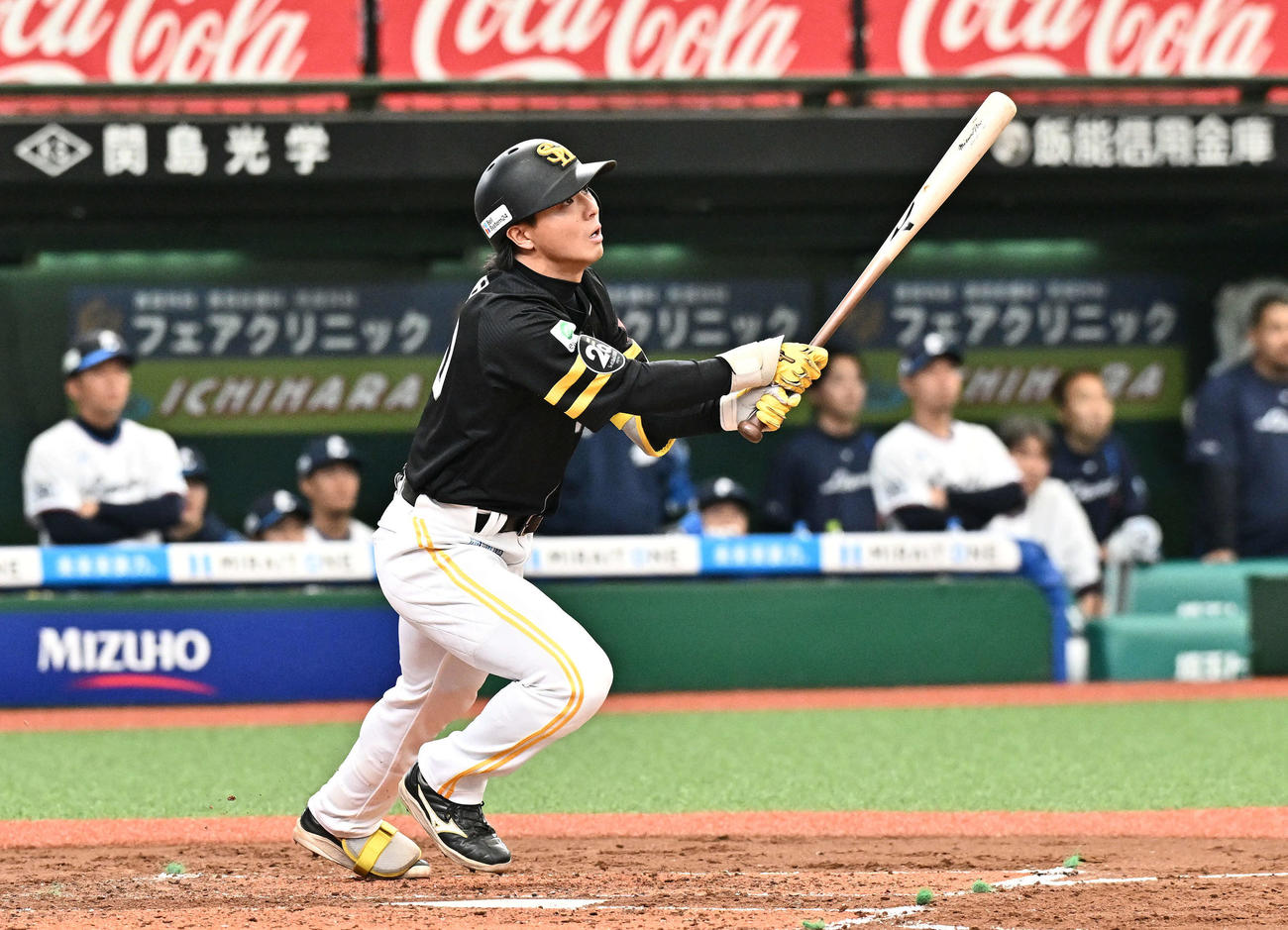 西武対ソフトバンク　3回表ソフトバンク1死、佐藤直は右翼に三塁打を放つ（撮影・滝沢徹郎）
