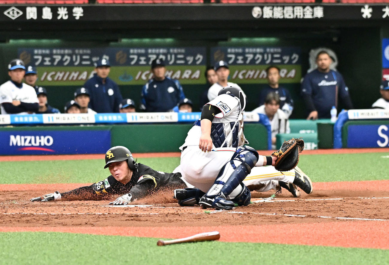 西武対ソフトバンク　3回表ソフトバンク1死三塁、野選で生還する佐藤直（左）。捕手古賀悠（撮影・滝沢徹郎）