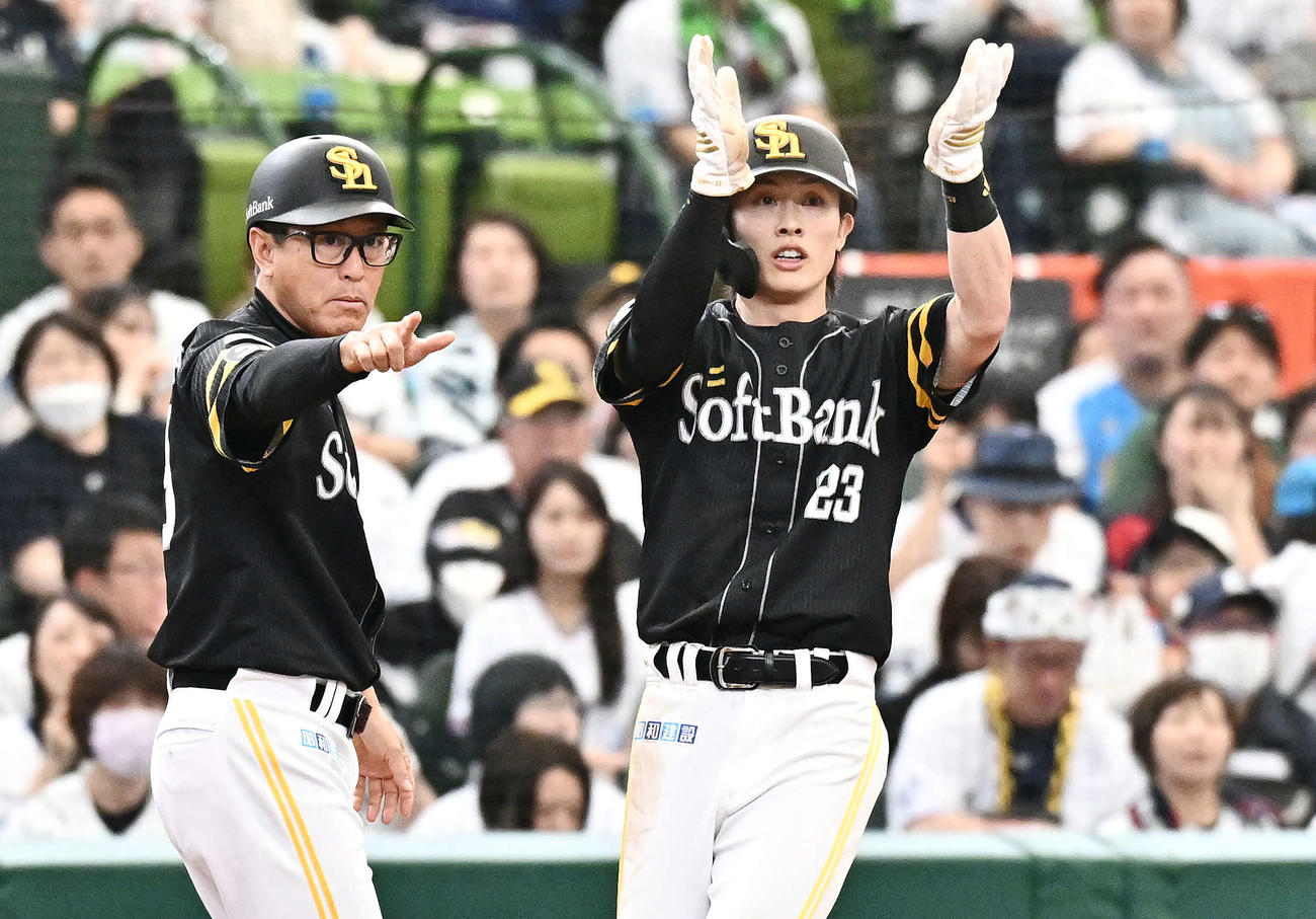 西武対ソフトバンク　3回表ソフトバンク1死一塁、今宮の右前打で三進した周東（右）（撮影・滝沢徹郎）