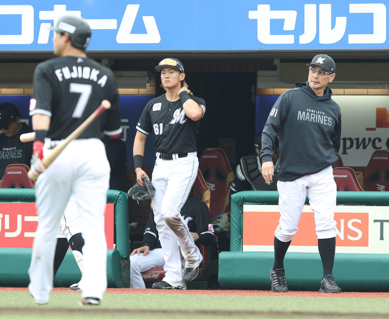 楽天対ロッテ　7回表を終え、選手交代を告げる吉井監督（撮影・河田真司）