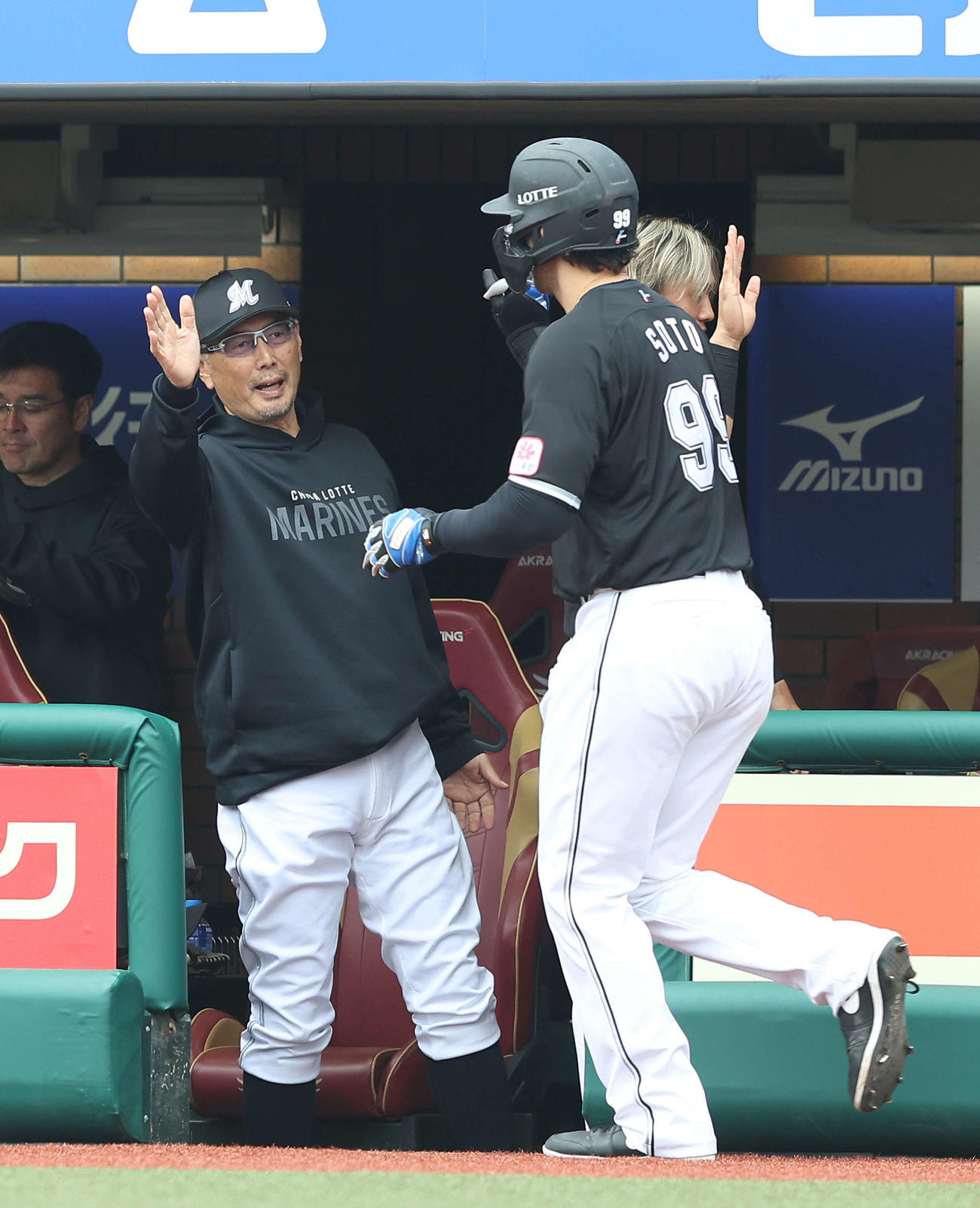 楽天対ロッテ　4回表ロッテ2死一、三塁、田村の左前適時打で生還するソト（右）を迎える吉井監督（撮影・河田真司）