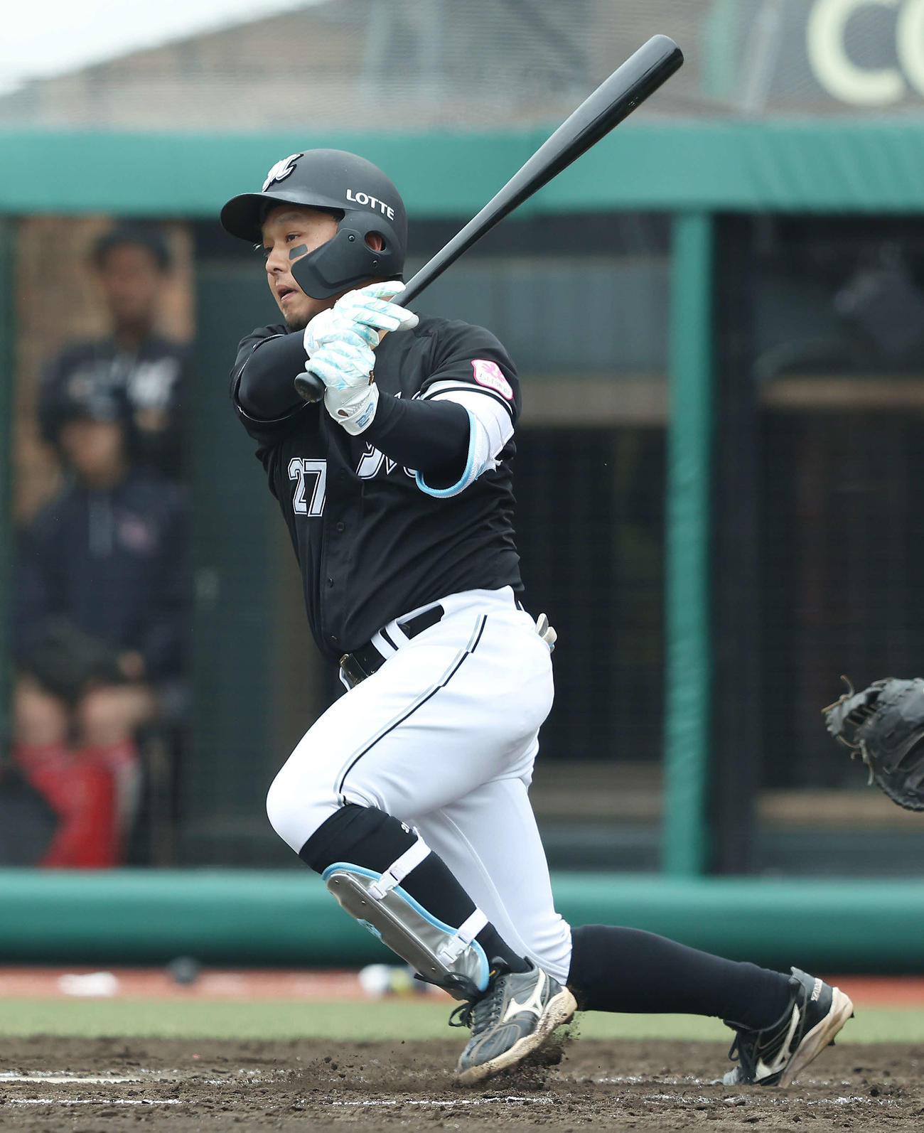 楽天対ロッテ　4回表ロッテ2死一、三塁、左前適時打を放つ田村（撮影・河田真司）