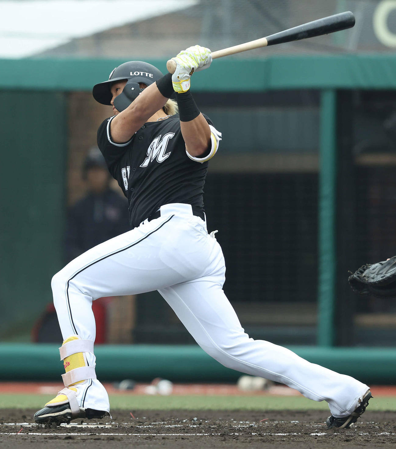 楽天対ロッテ　2回表ロッテ1死、中前打を放つ山本（撮影・河田真司）