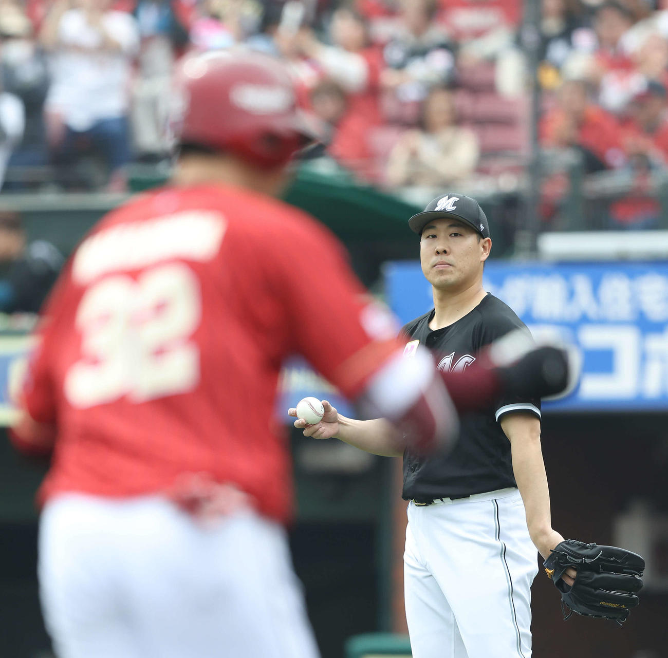 楽天対ロッテ　2回裏楽天2死一、三塁、中島に右越え先制3点本塁打を浴びる西野（撮影・河田真司）