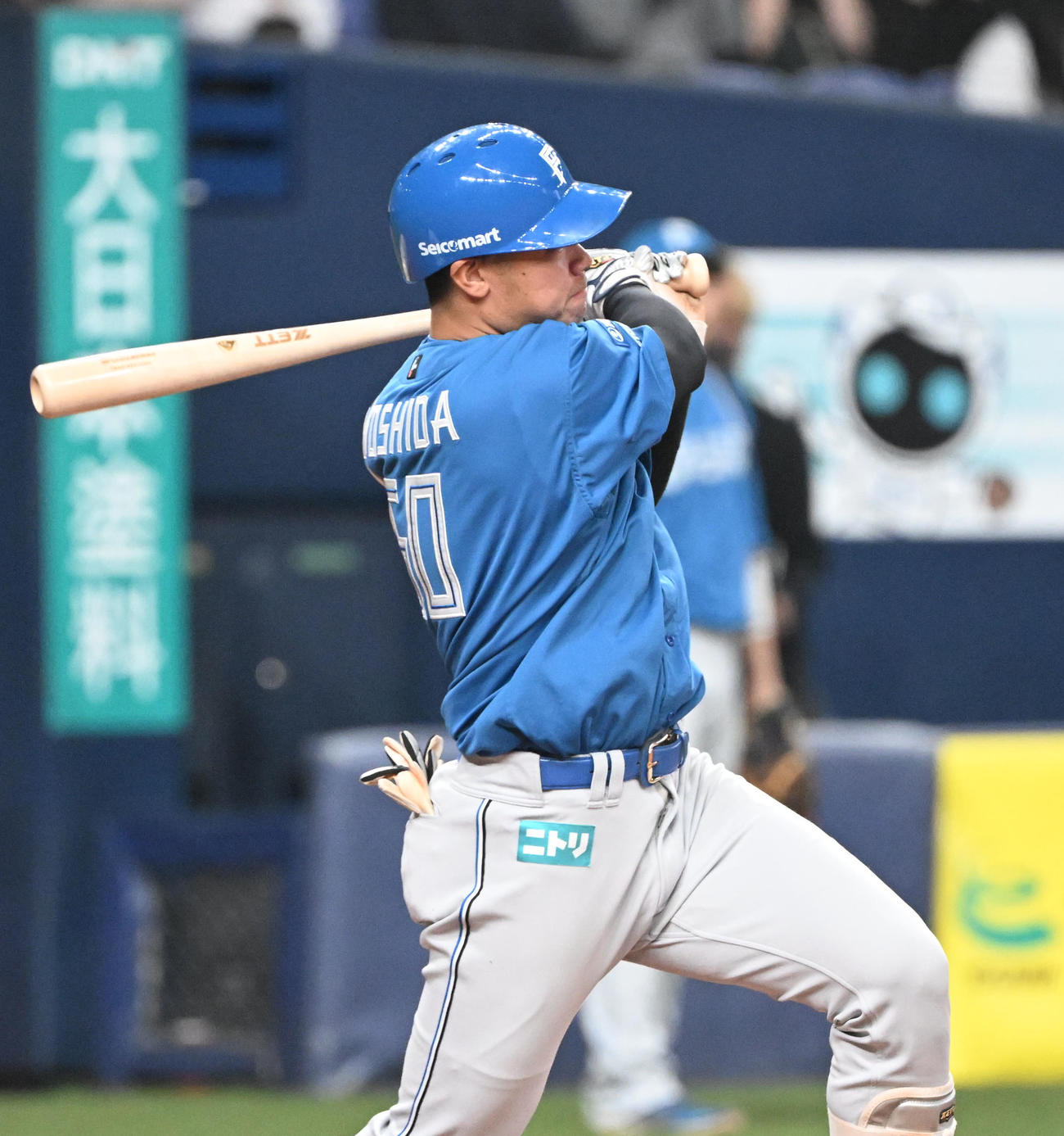 オリックス対日本ハム　7回表日本ハム2死満塁、左前適時打を放つ吉田（撮影・和賀正仁）